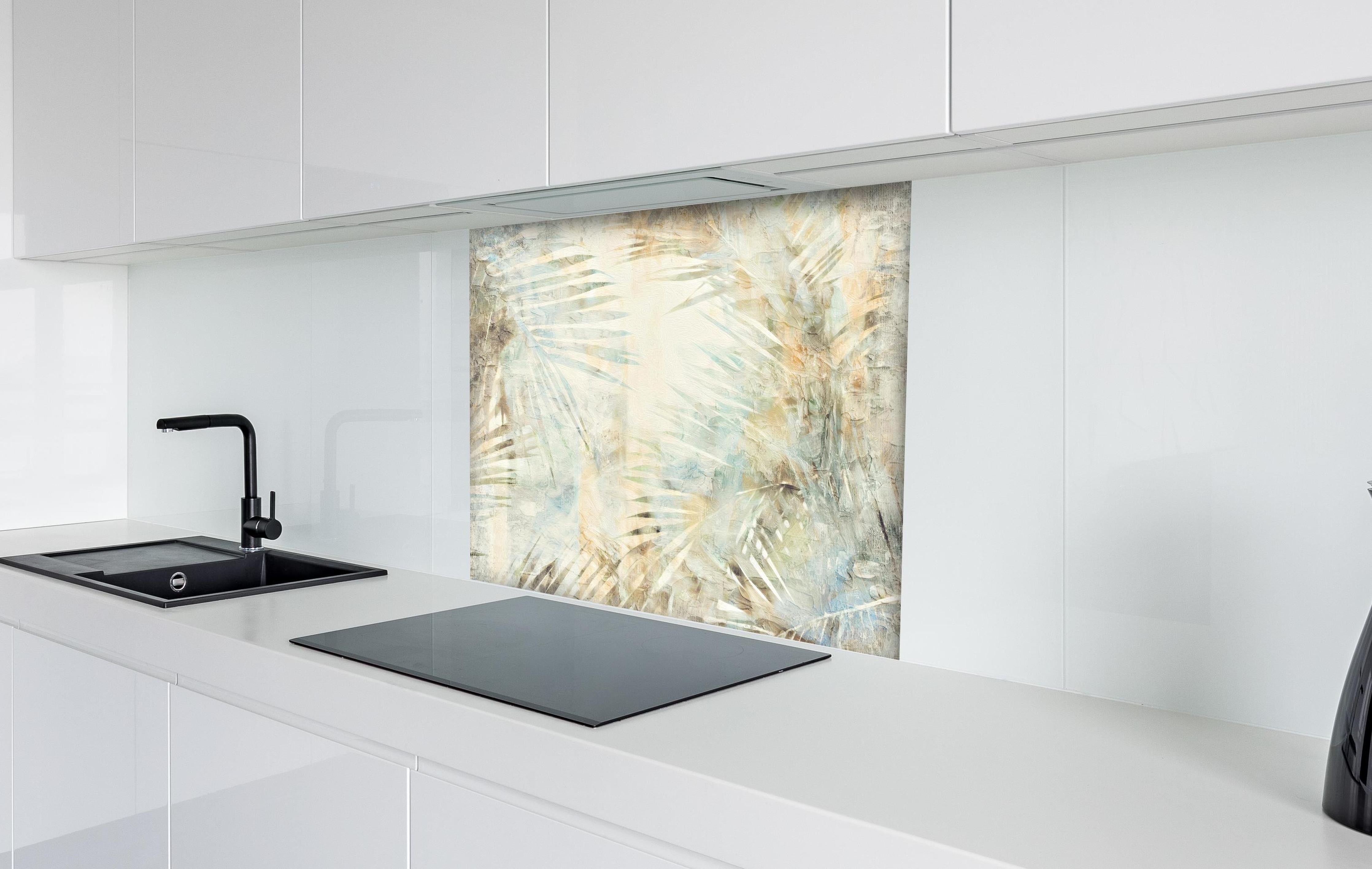 Spritzschutz - Florale Wand - Moderne Kunst hinter einem Cerankochfeld zwischen Holz-Kochutensilien