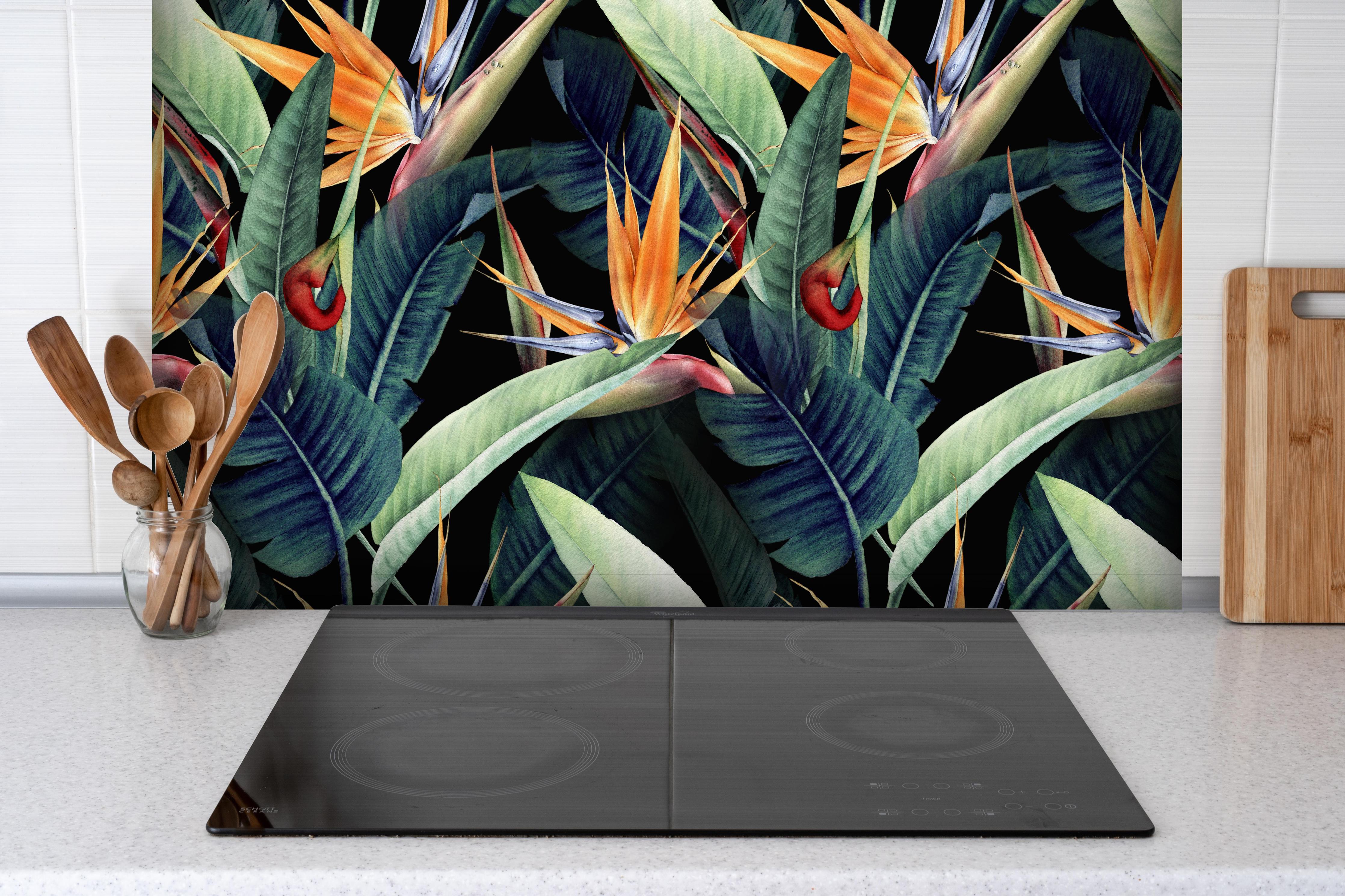 Spritzschutz - Florales Blätter Muster hinter einem Cerankochfeld zwischen Holz-Kochutensilien