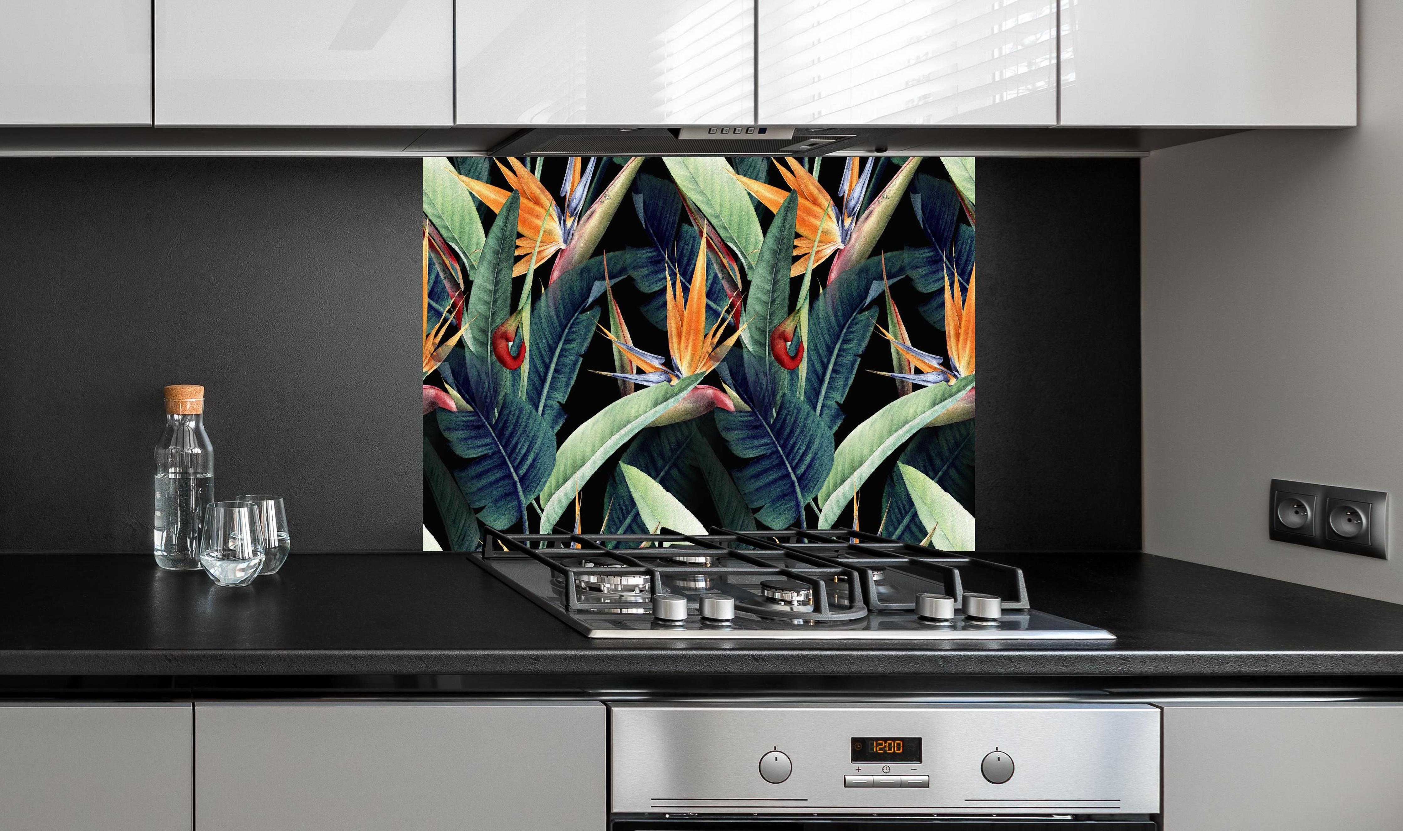 Spritzschutz - Florales Blätter Muster hinter einem Cerankochfeld zwischen Holz-Kochutensilien