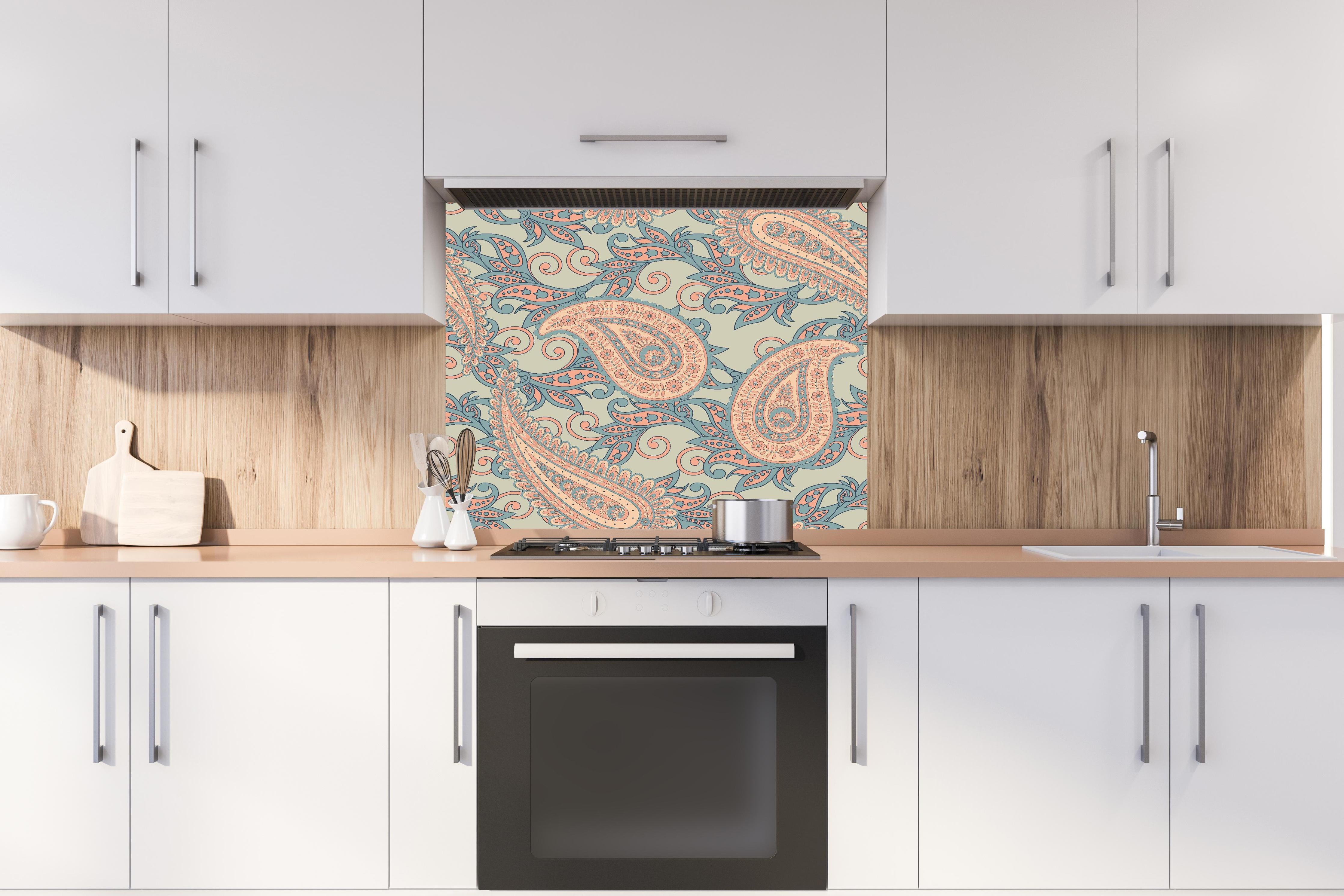 Spritzschutz - Florales Design - orientalisches Muster hinter einem Cerankochfeld zwischen Holz-Kochutensilien