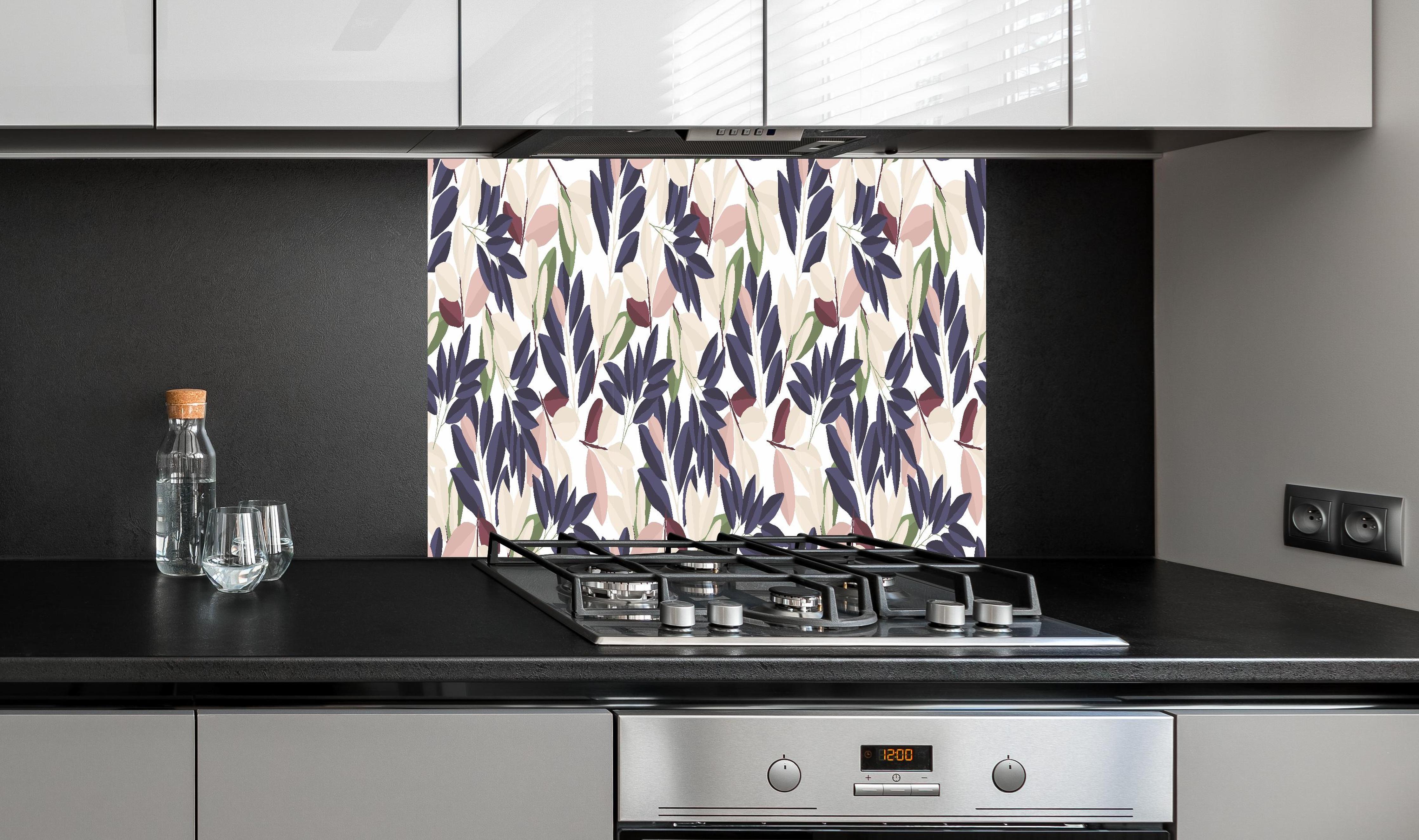 Spritzschutz - Florales Design in sanften Pastellnuancen hinter einem Cerankochfeld zwischen Holz-Kochutensilien