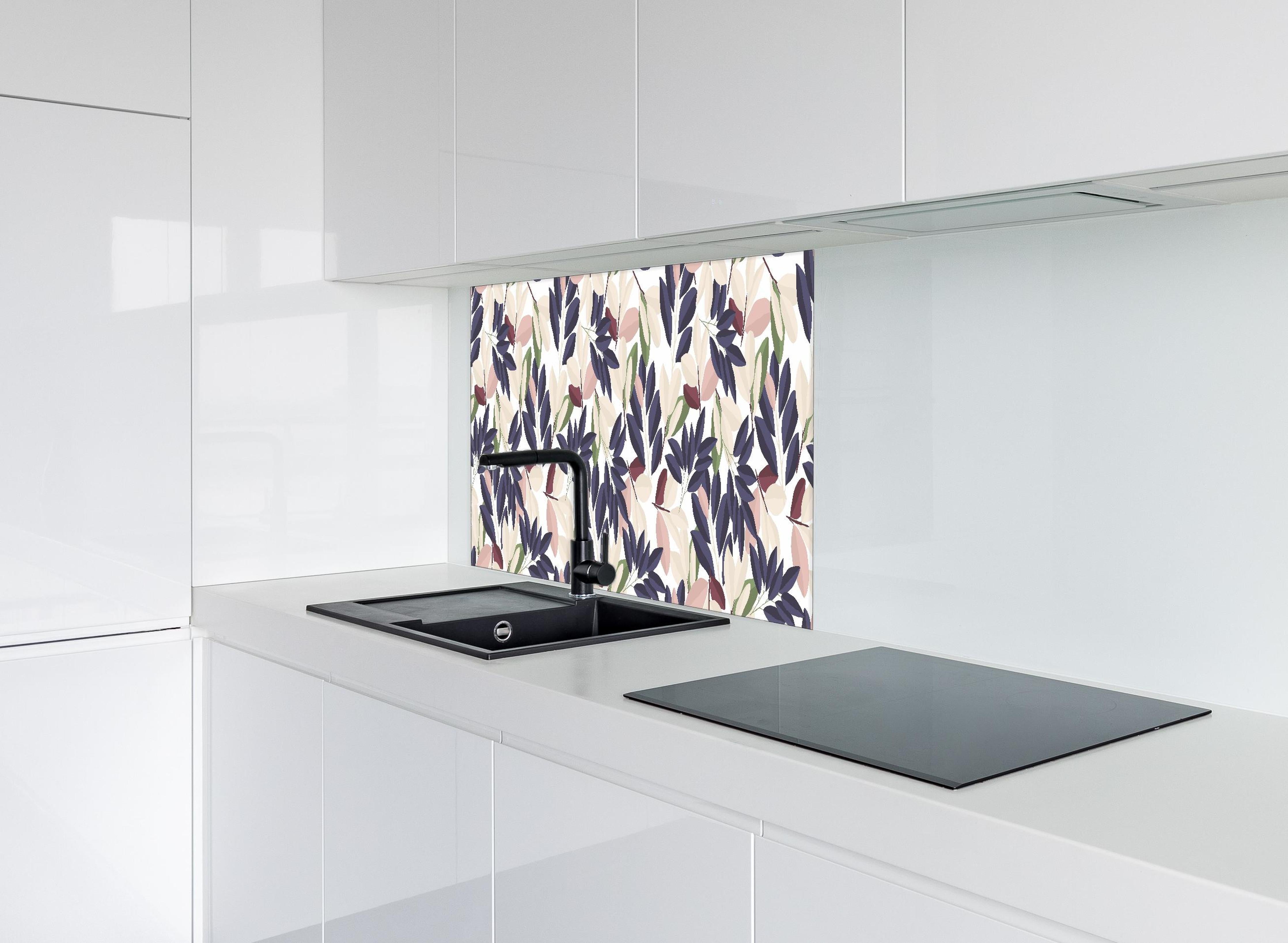 Spritzschutz - Florales Design in sanften Pastellnuancen hinter einem Cerankochfeld zwischen Holz-Kochutensilien