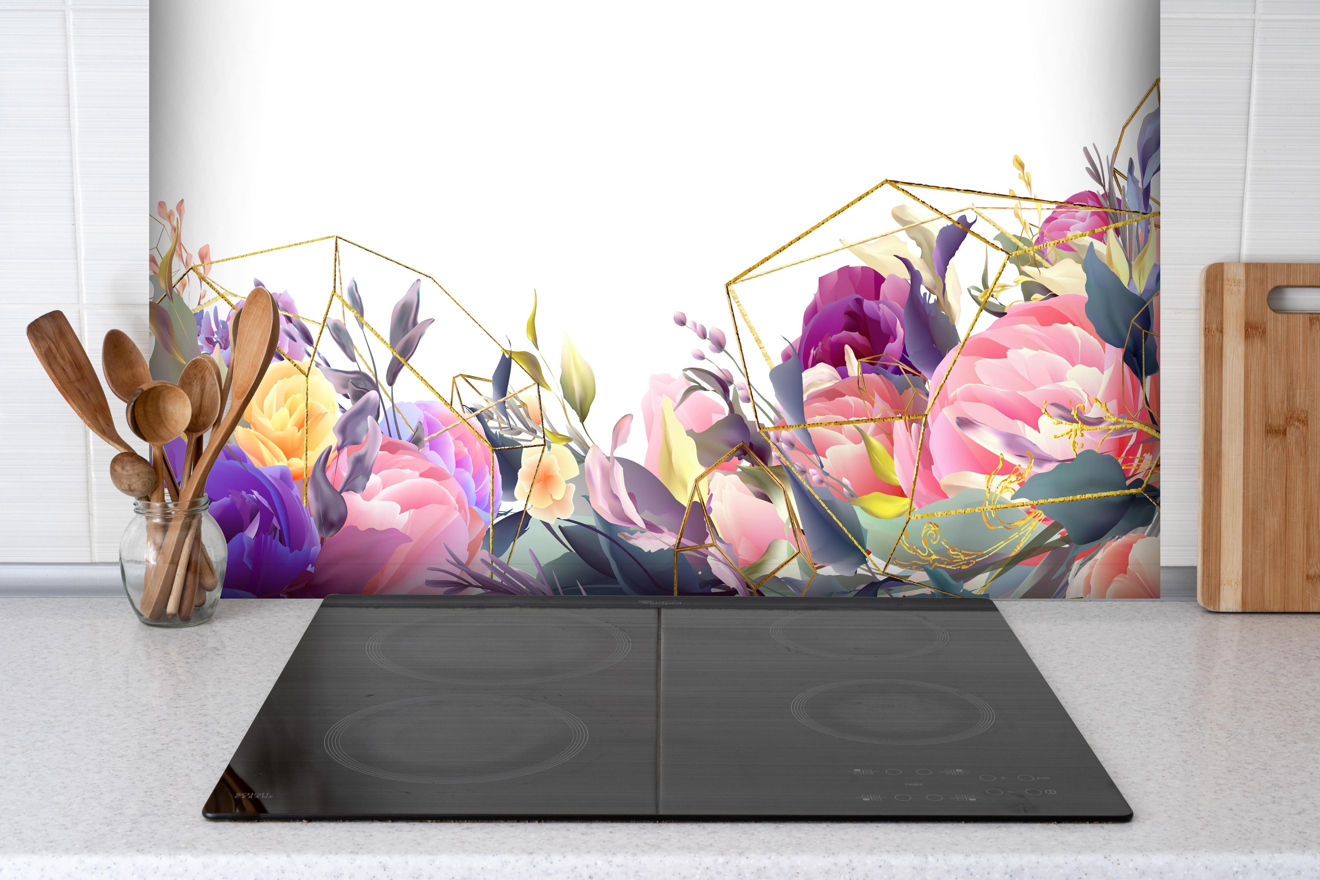 Spritzschutz - Florales Kunstdesign mit Goldakzenten hinter einem Cerankochfeld zwischen Holz-Kochutensilien