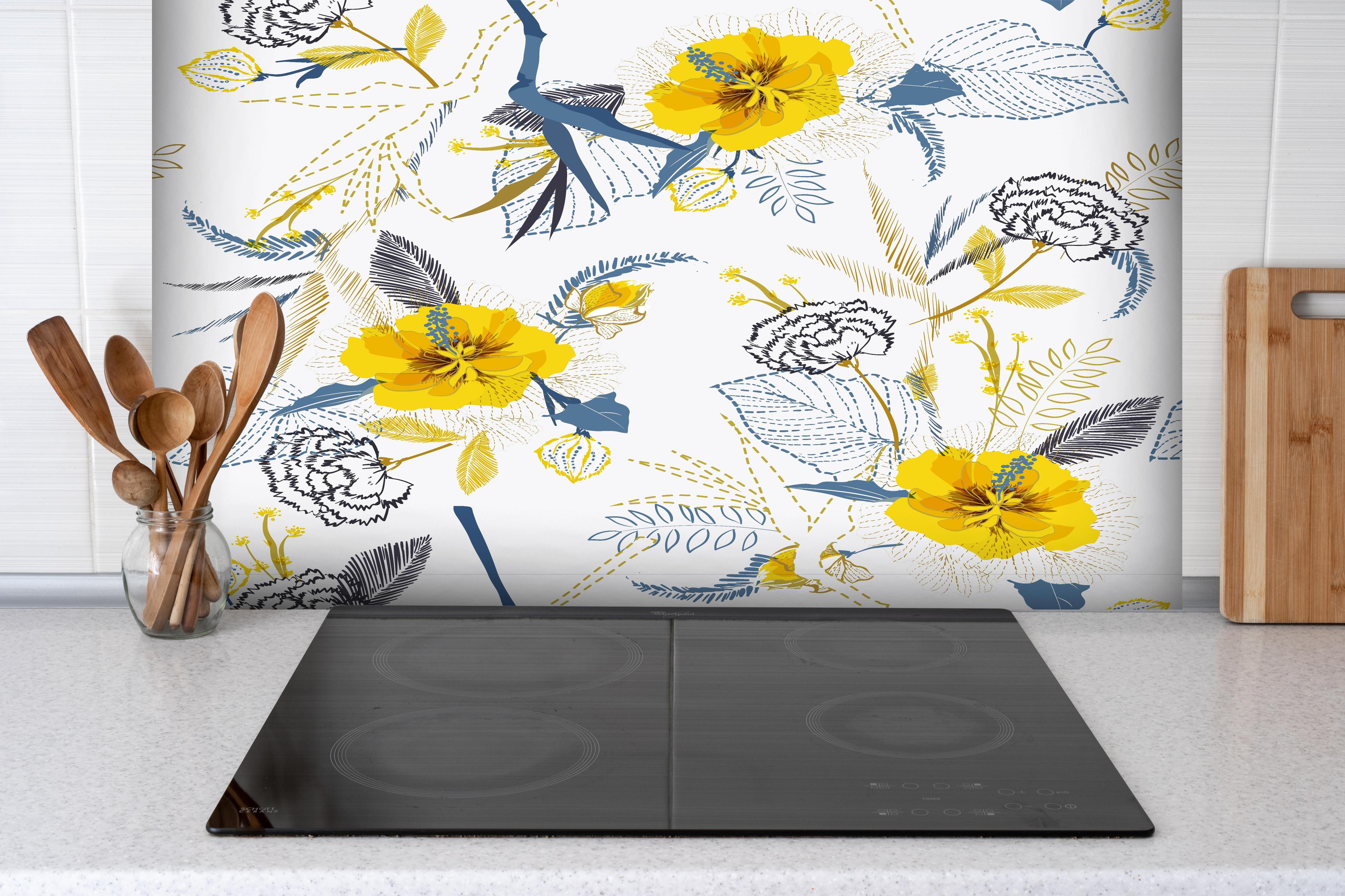 Spritzschutz - Florales Muster Gelb Weiß Illustration hinter einem Cerankochfeld zwischen Holz-Kochutensilien