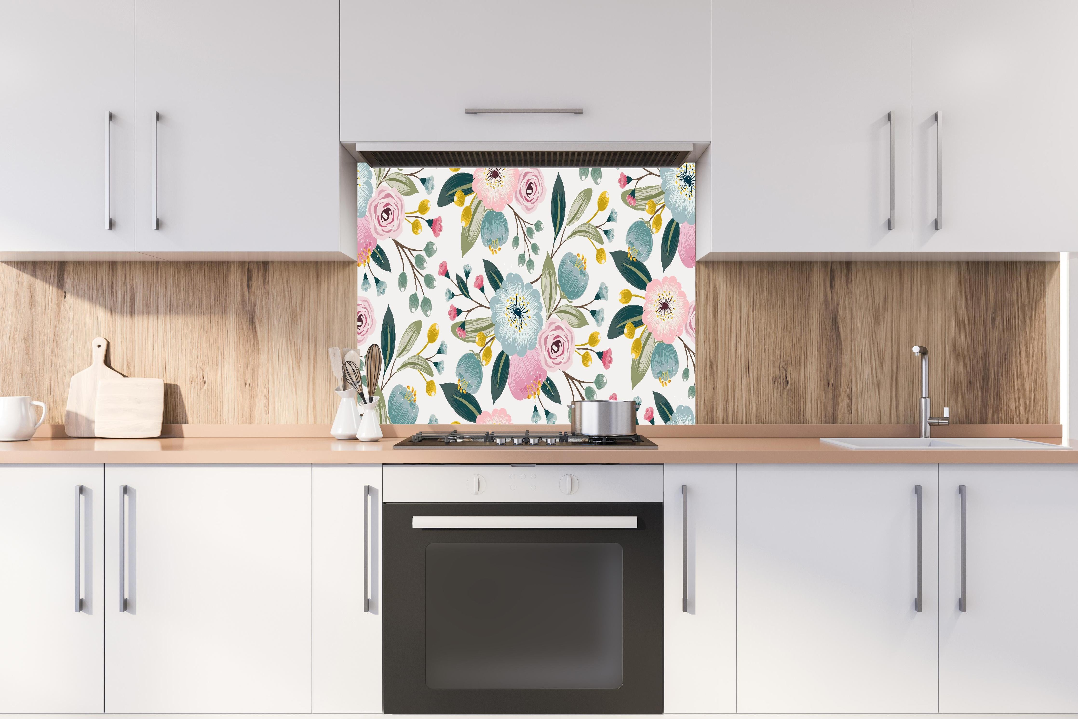 Spritzschutz - Florales Muster Tapeten Design Rosa Grün hinter einem Cerankochfeld zwischen Holz-Kochutensilien