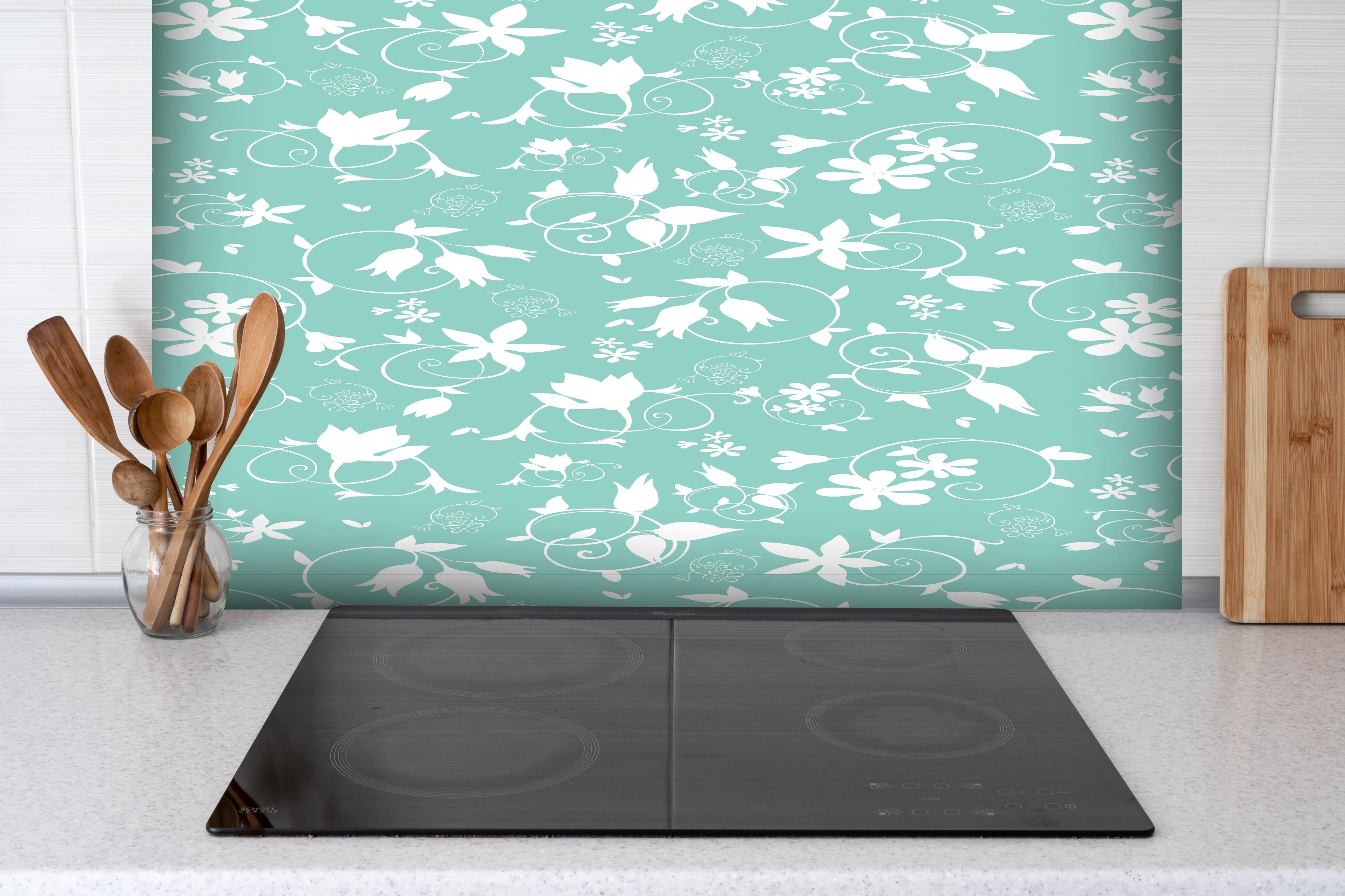 Spritzschutz - Florales Muster Türkis Weiß Design hinter einem Cerankochfeld zwischen Holz-Kochutensilien