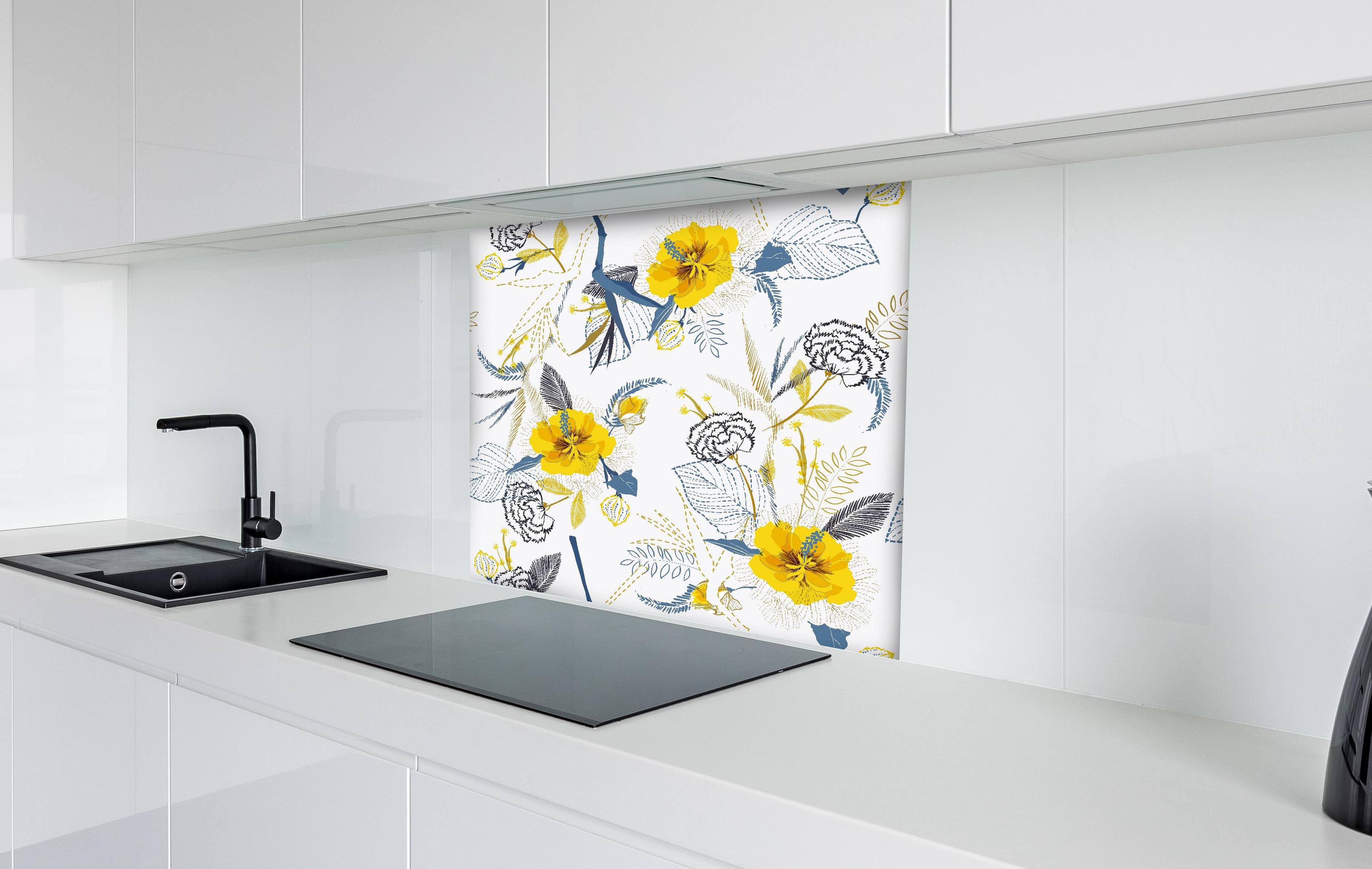 Spritzschutz - Florales Muster mit gelben Akzenten hinter einem Cerankochfeld zwischen Holz-Kochutensilien