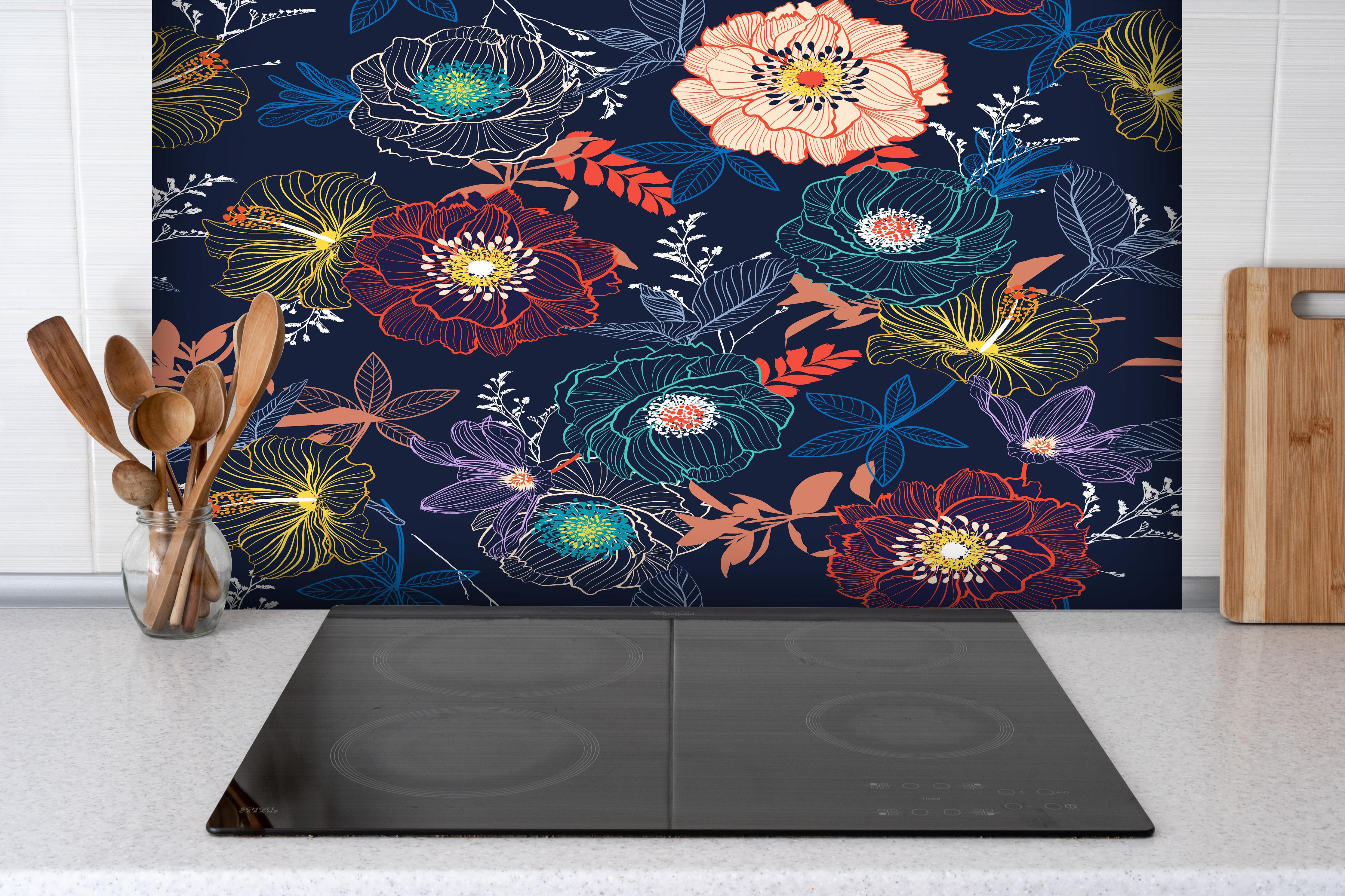 Spritzschutz - Florales Nachtgarten Muster mit Farbakzenten hinter einem Cerankochfeld zwischen Holz-Kochutensilien