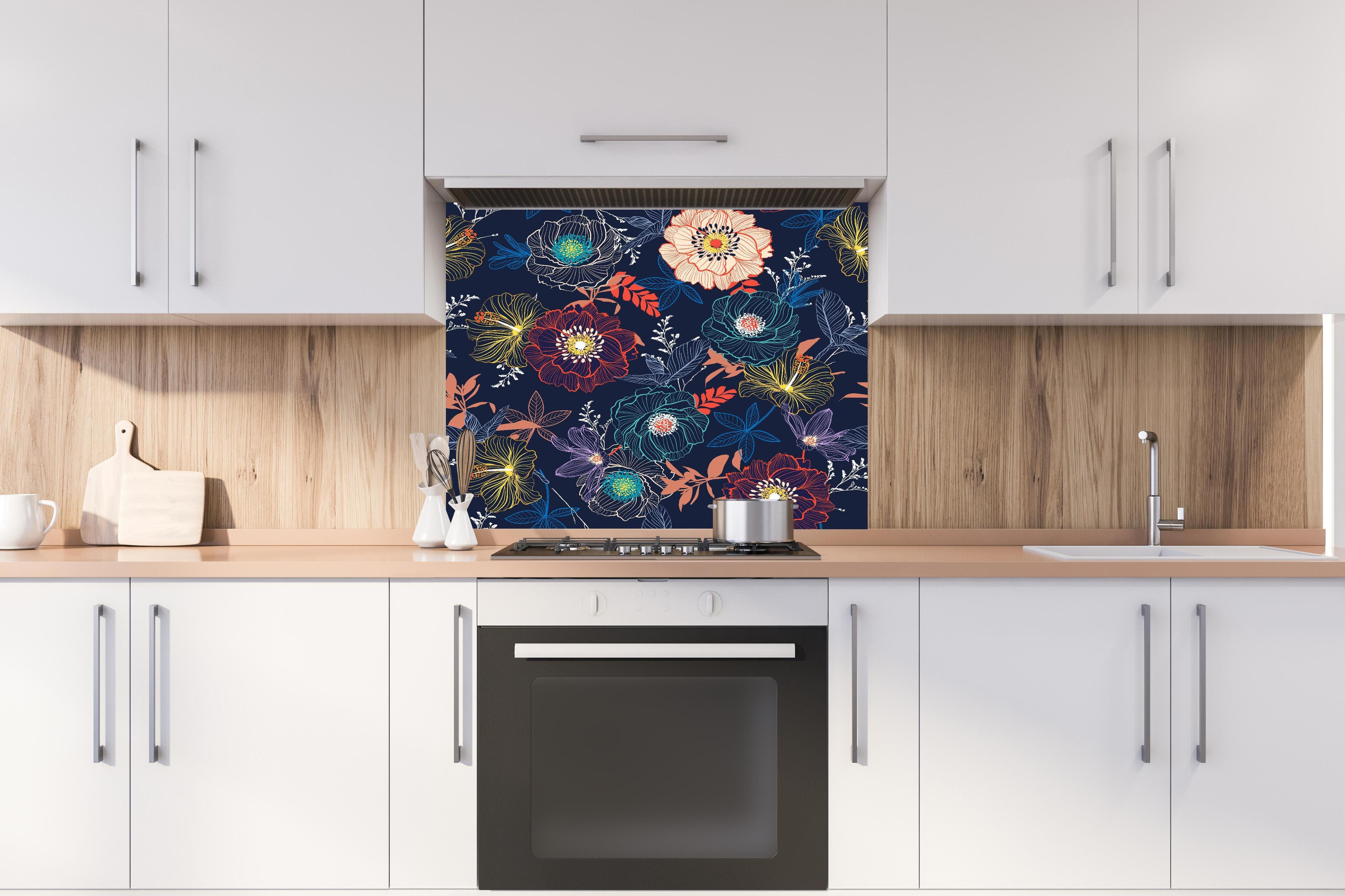Spritzschutz - Florales Nachtgarten Muster mit Farbakzenten hinter einem Cerankochfeld zwischen Holz-Kochutensilien