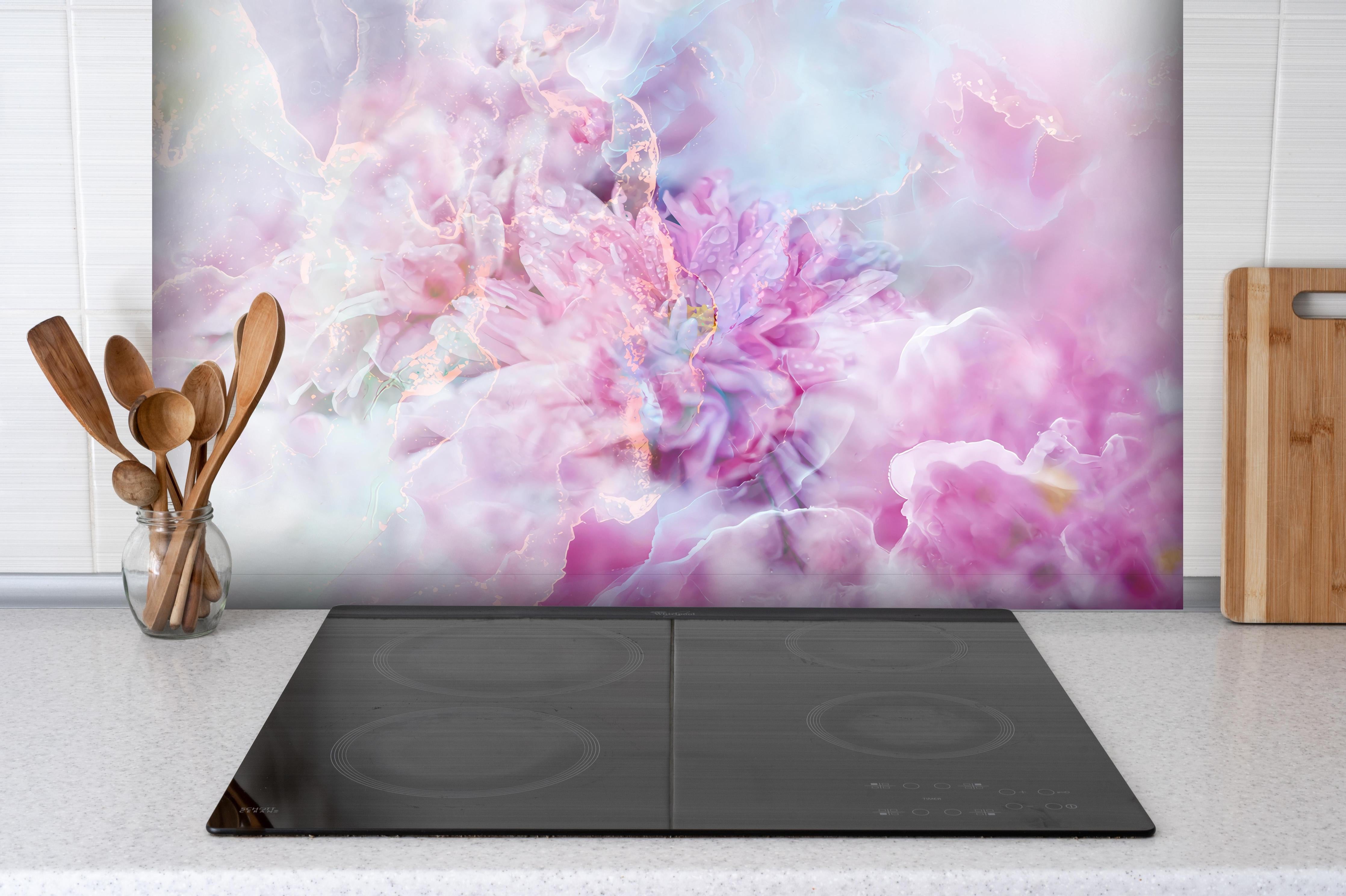 Spritzschutz - Florales Portrait - Pastell hinter einem Cerankochfeld zwischen Holz-Kochutensilien