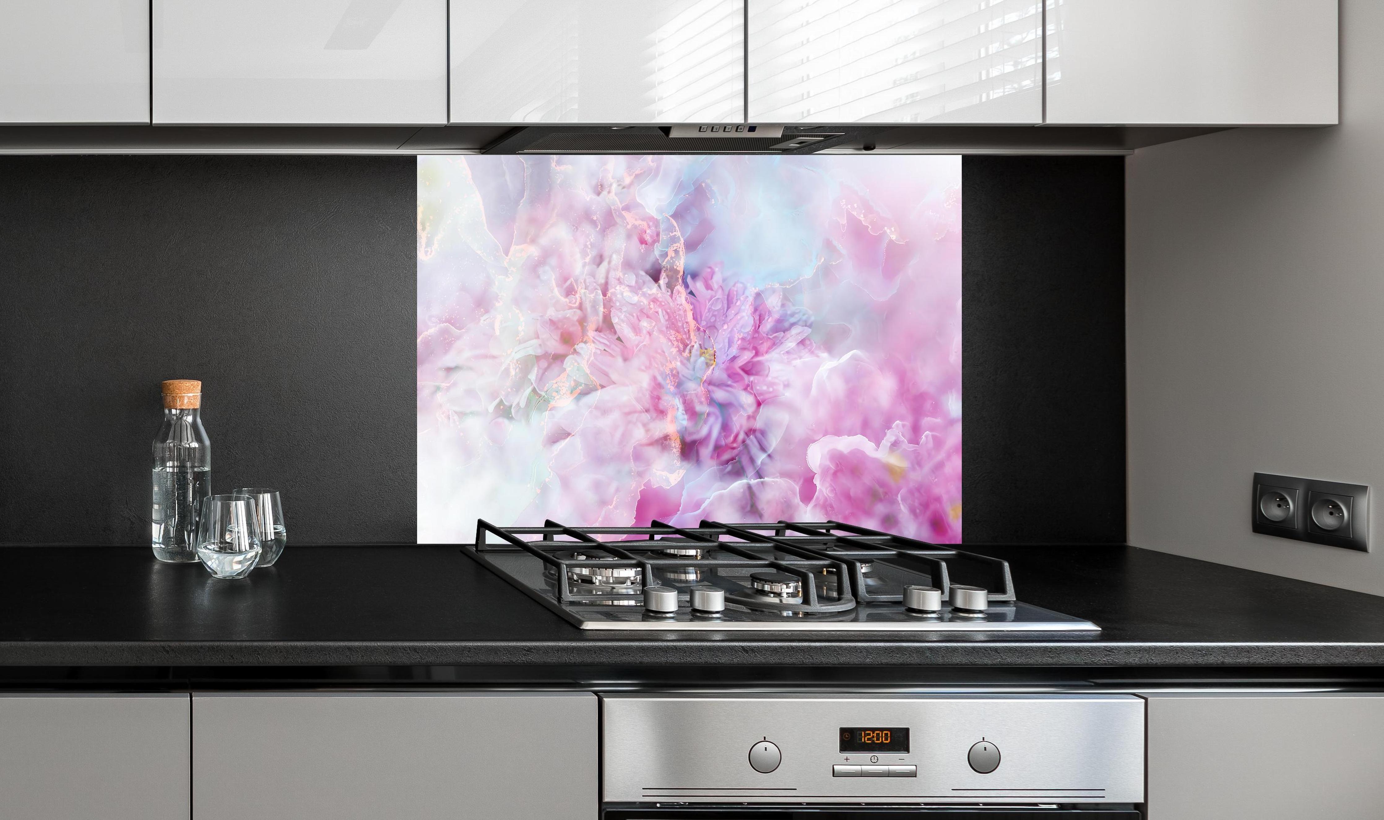 Spritzschutz - Florales Portrait - Pastell hinter einem Cerankochfeld zwischen Holz-Kochutensilien