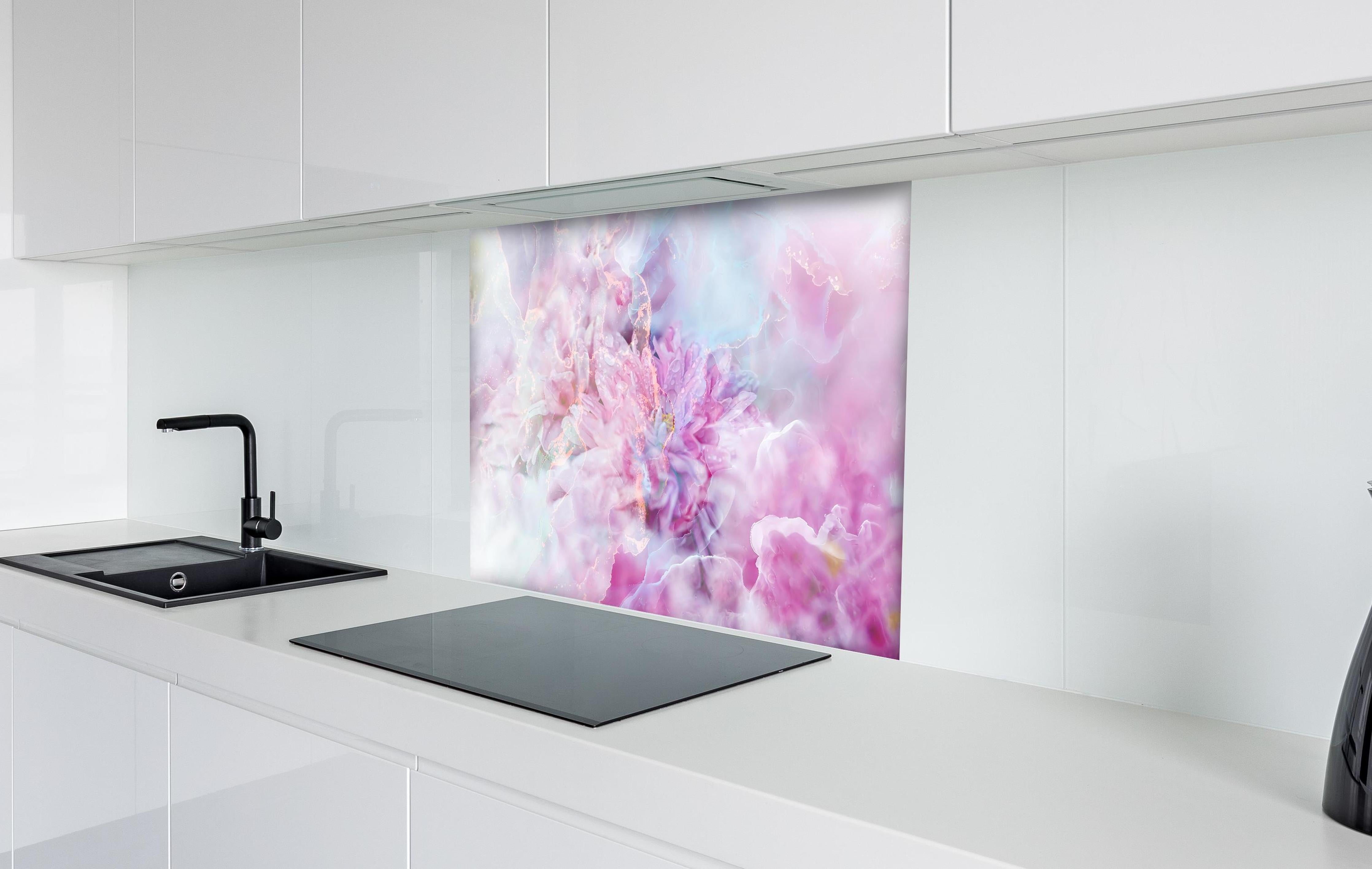 Spritzschutz - Florales Portrait - Pastell hinter einem Cerankochfeld zwischen Holz-Kochutensilien