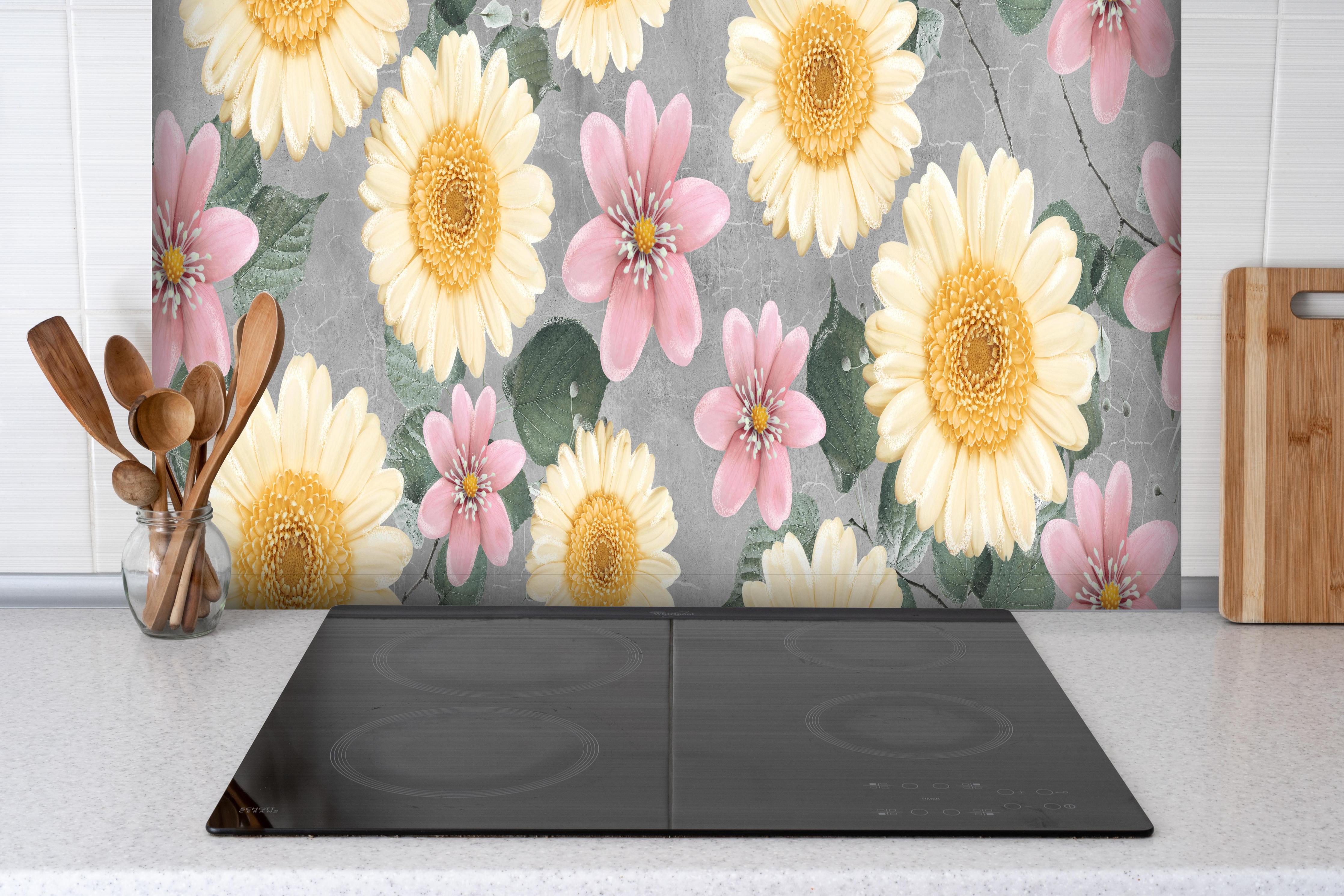 Spritzschutz - Florales Wandmuster - Zeichnung hinter einem Cerankochfeld zwischen Holz-Kochutensilien