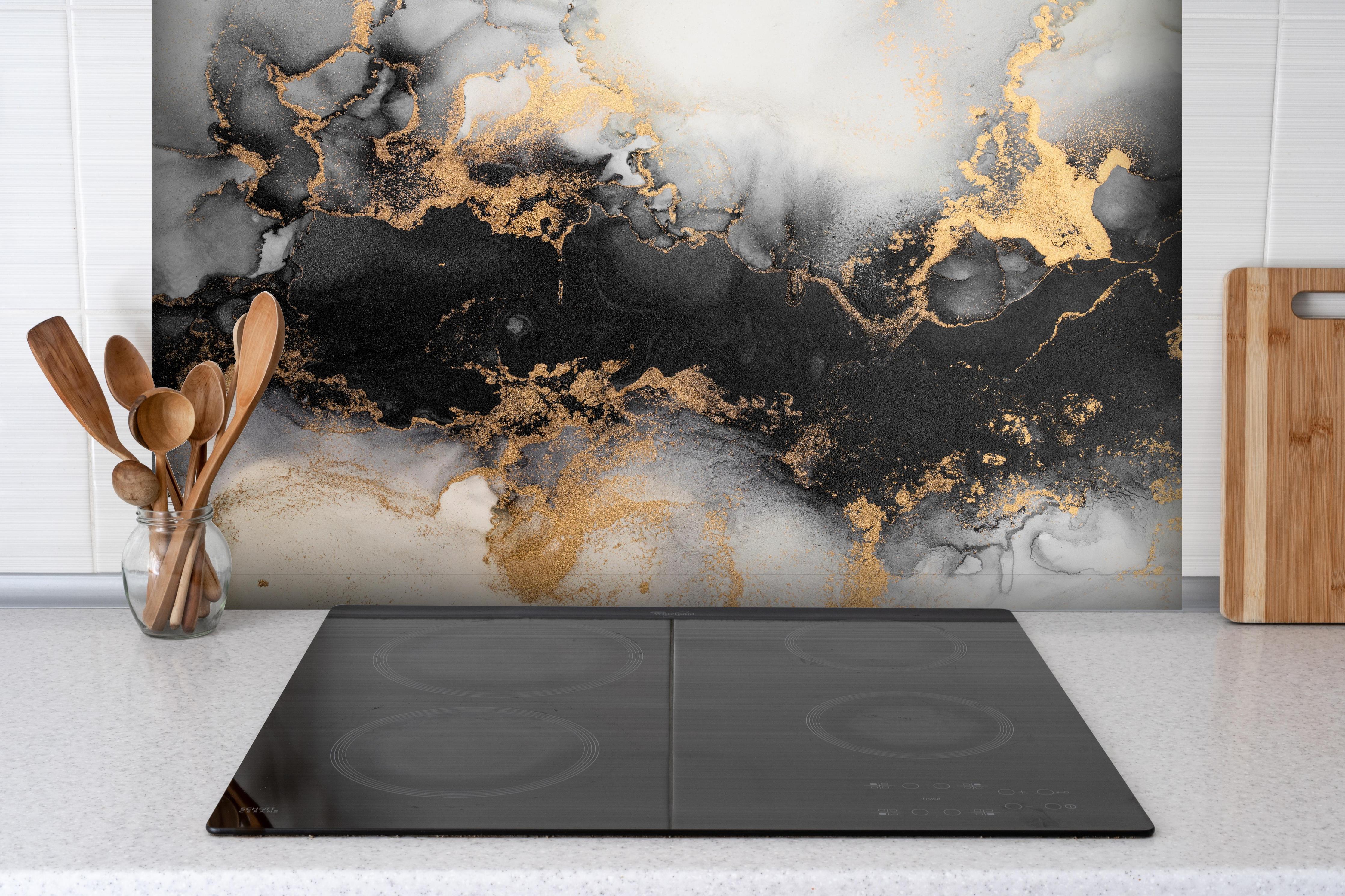 Spritzschutz - Flüssigkunst - Marmor hinter einem Cerankochfeld zwischen Holz-Kochutensilien