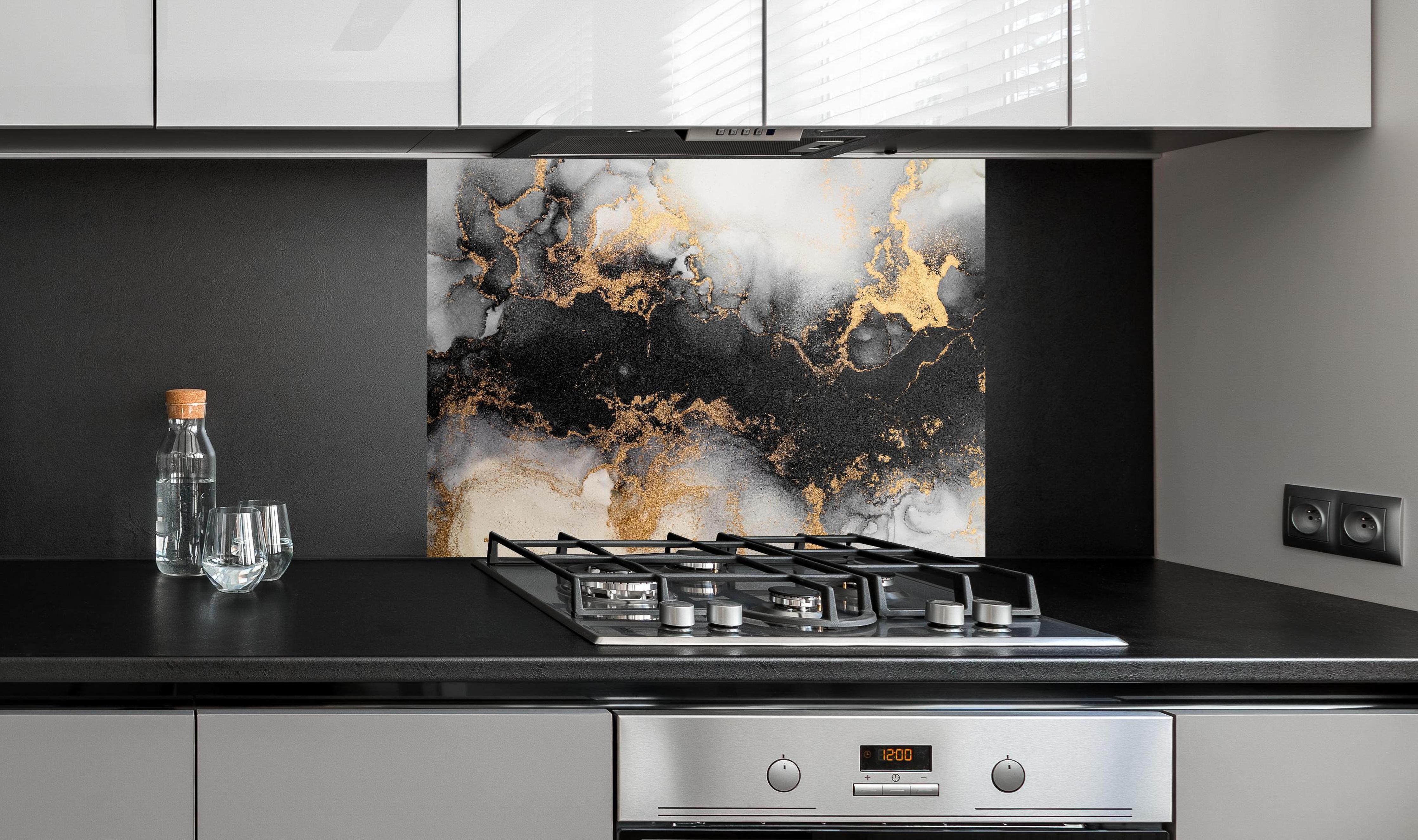 Spritzschutz - Flüssigkunst - Marmor hinter einem Cerankochfeld zwischen Holz-Kochutensilien