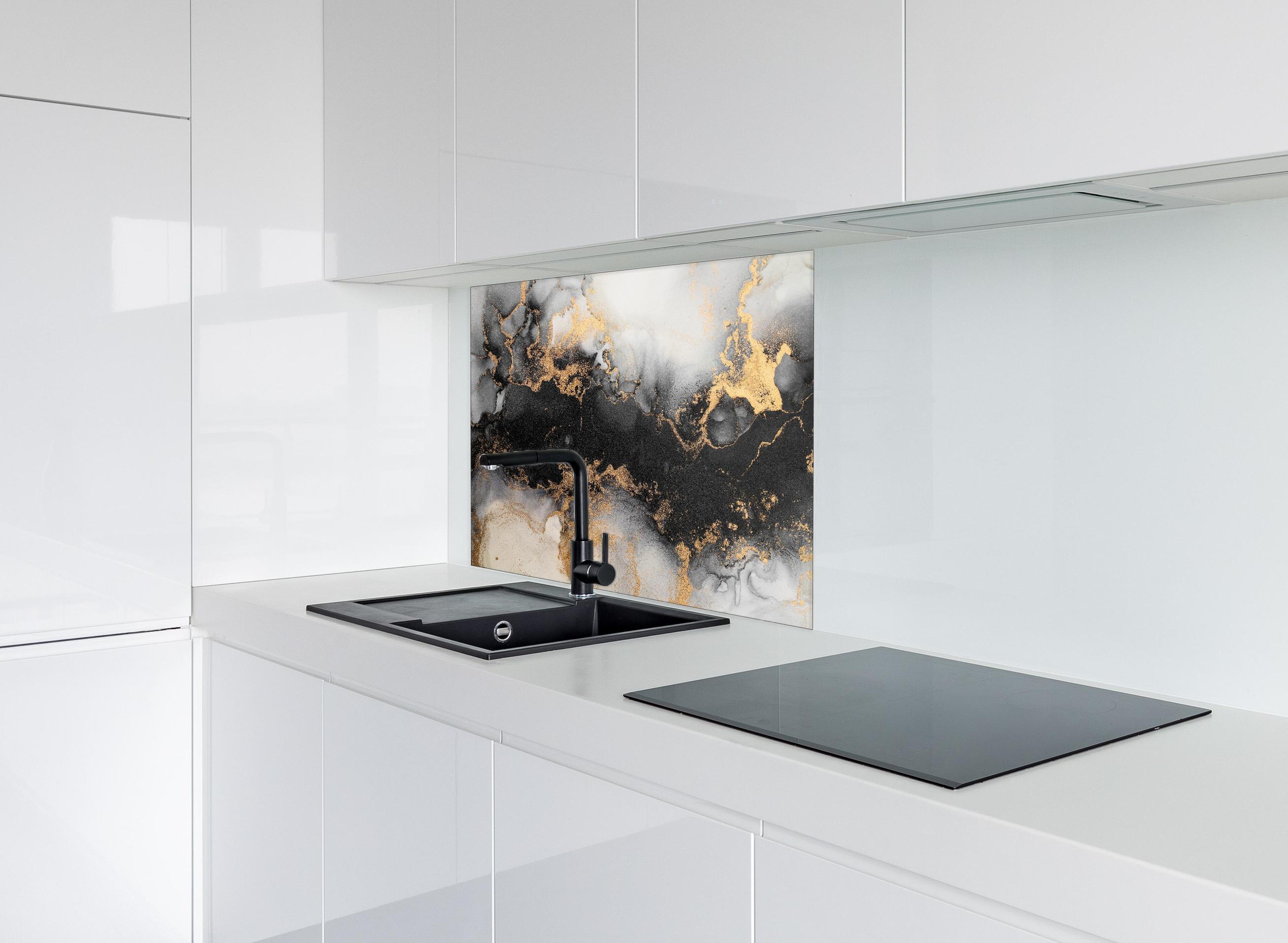 Spritzschutz - Flüssigkunst - Marmor hinter einem Cerankochfeld zwischen Holz-Kochutensilien