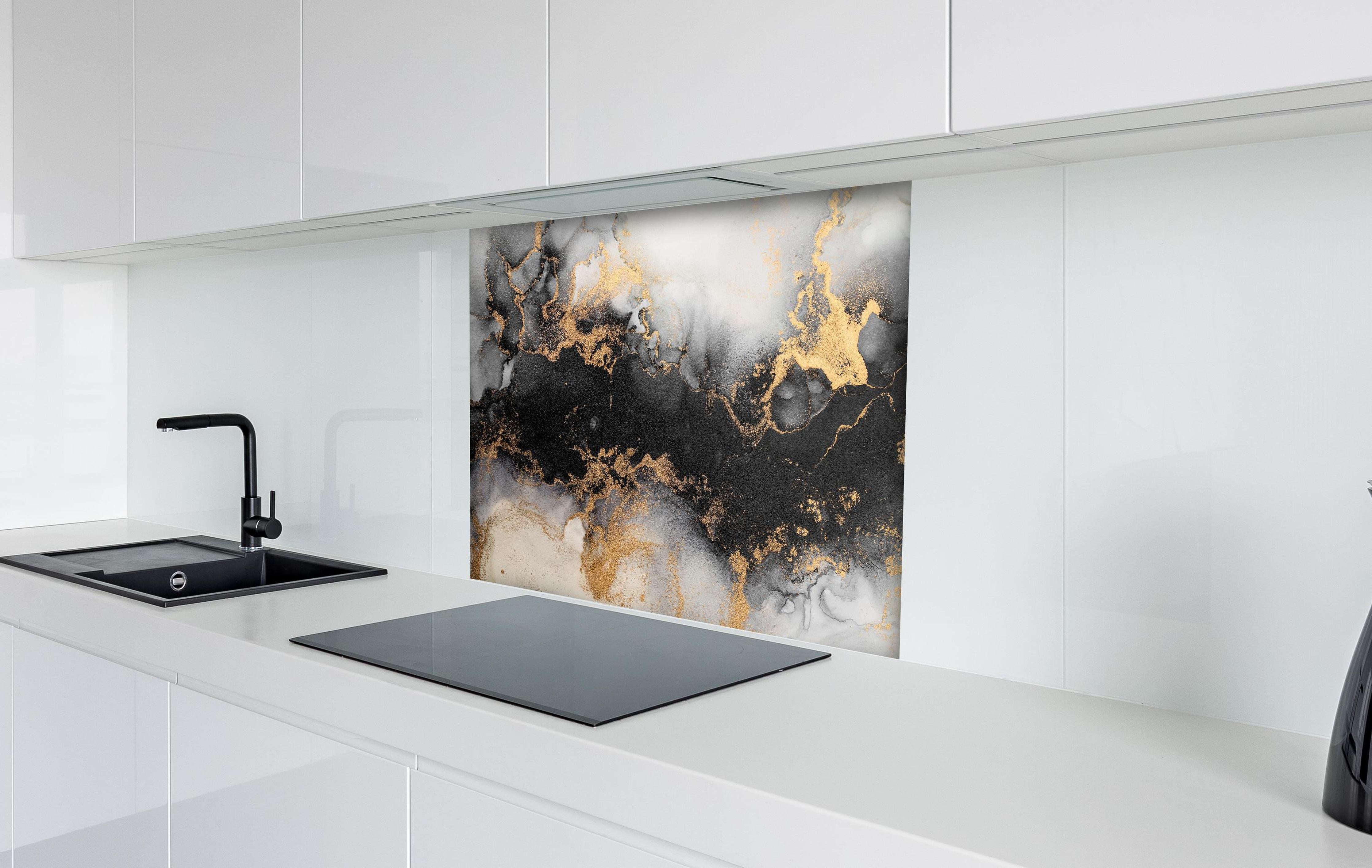 Spritzschutz - Flüssigkunst - Marmor hinter einem Cerankochfeld zwischen Holz-Kochutensilien