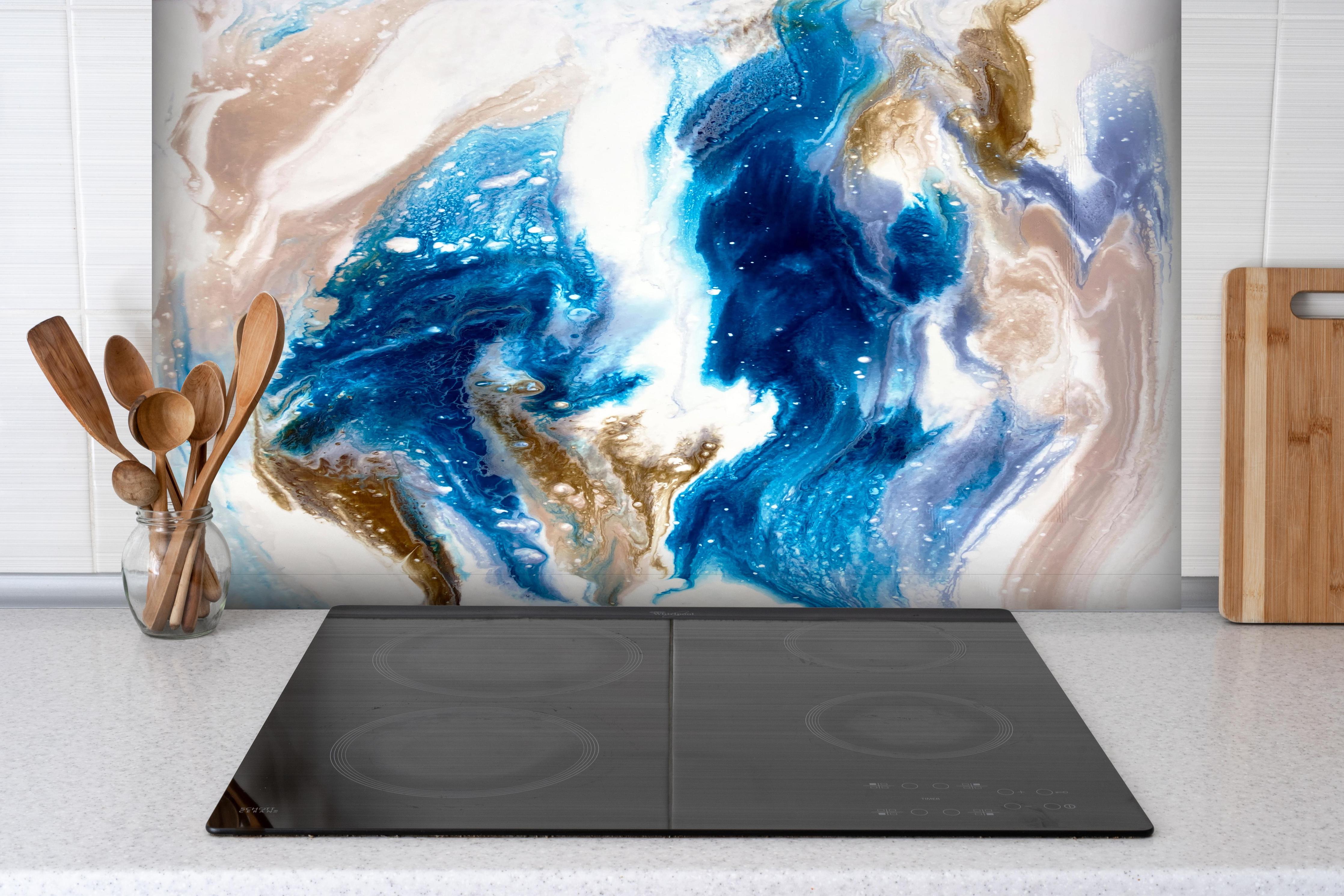 Spritzschutz - Flüssigkunst Malerei - Abstrakt hinter einem Cerankochfeld zwischen Holz-Kochutensilien