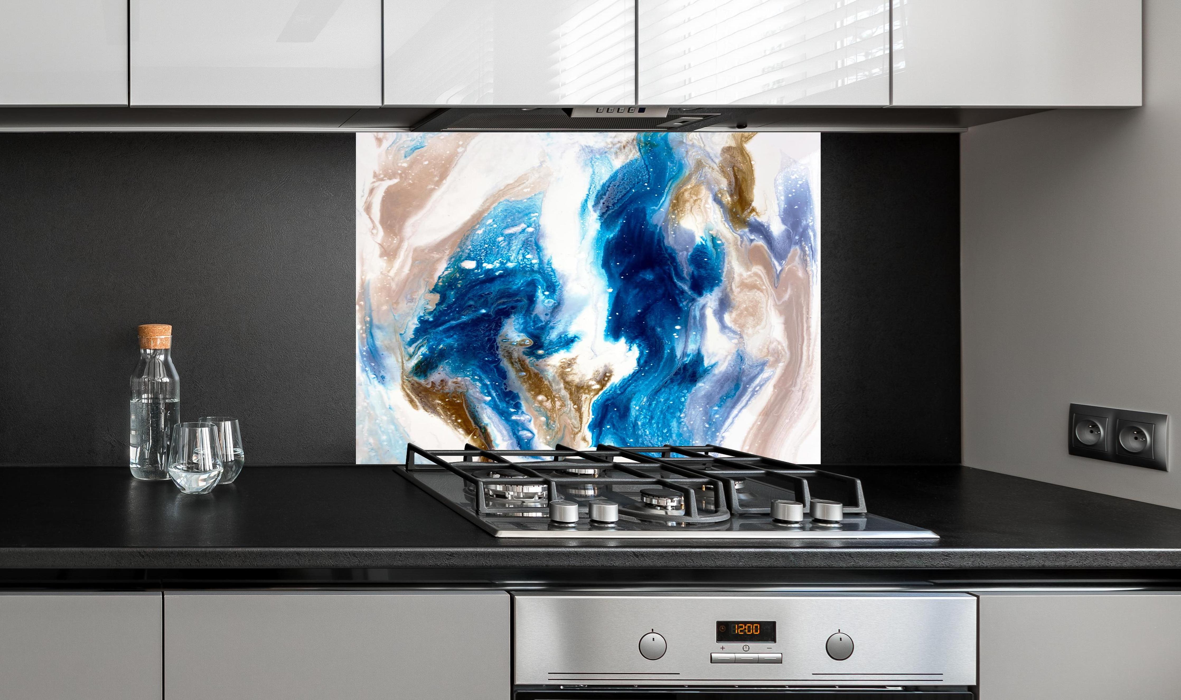 Spritzschutz - Flüssigkunst Malerei - Abstrakt hinter einem Cerankochfeld zwischen Holz-Kochutensilien