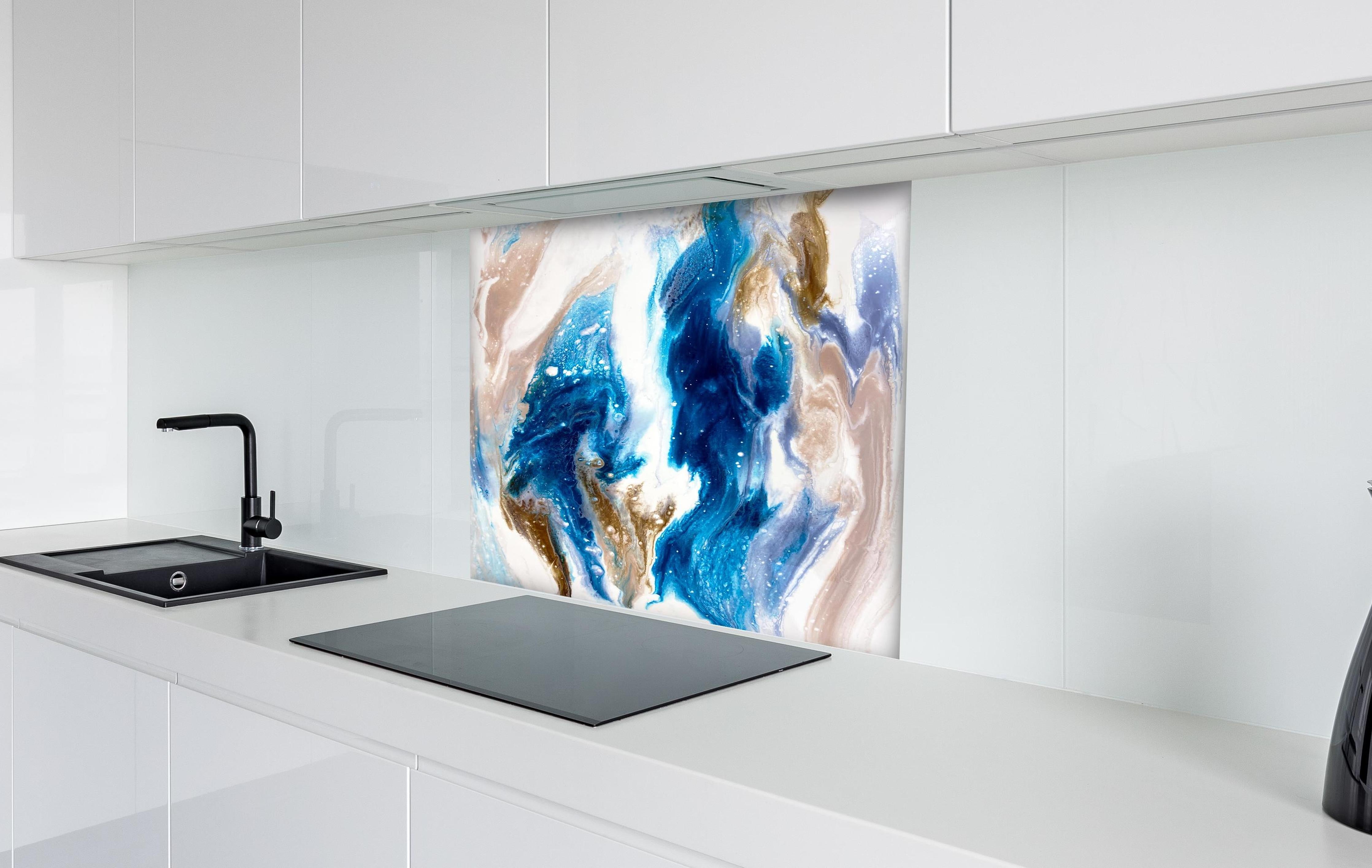 Spritzschutz - Flüssigkunst Malerei - Abstrakt hinter einem Cerankochfeld zwischen Holz-Kochutensilien