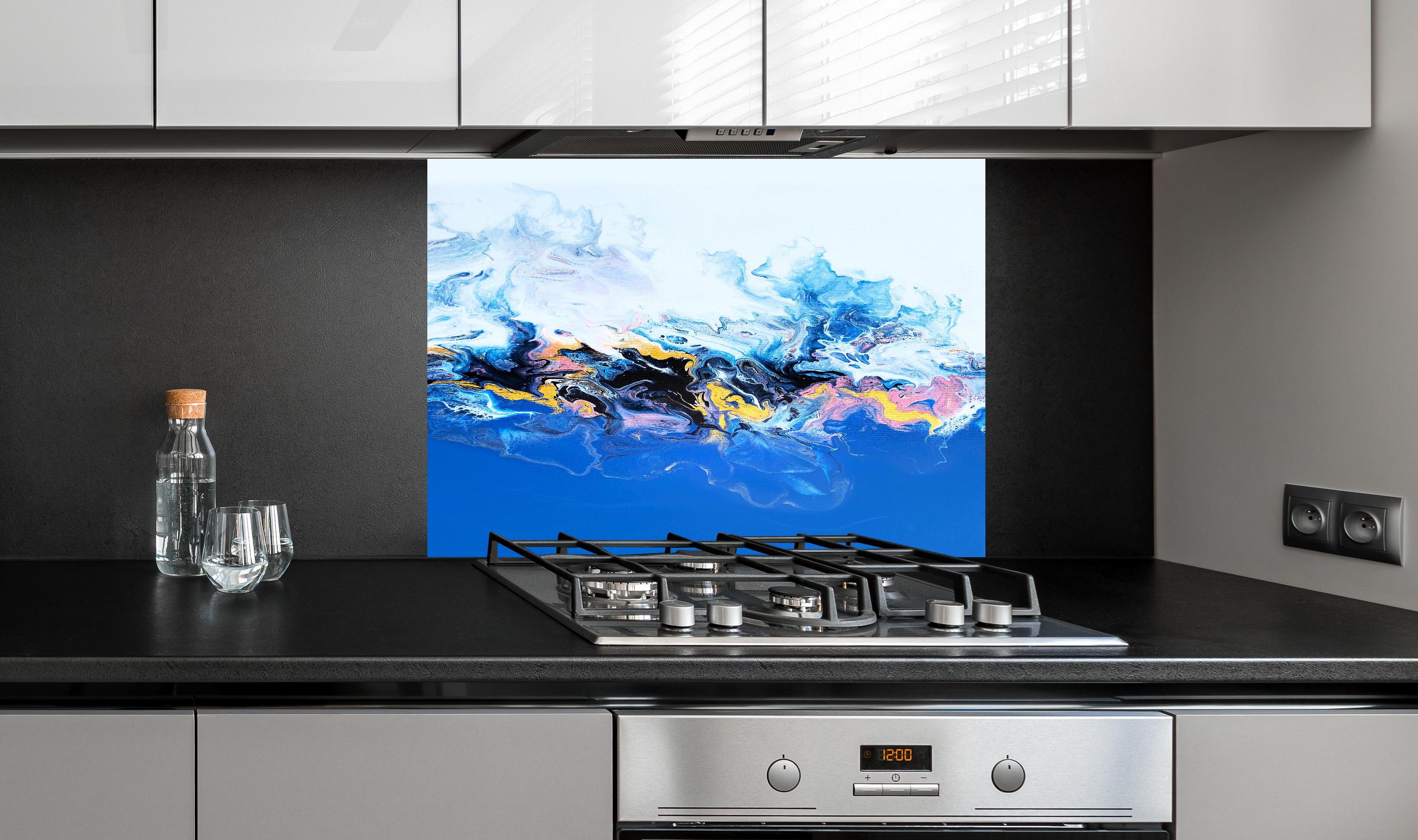 Spritzschutz - Flüssigkunst Malerei - Bläulich hinter einem Cerankochfeld zwischen Holz-Kochutensilien