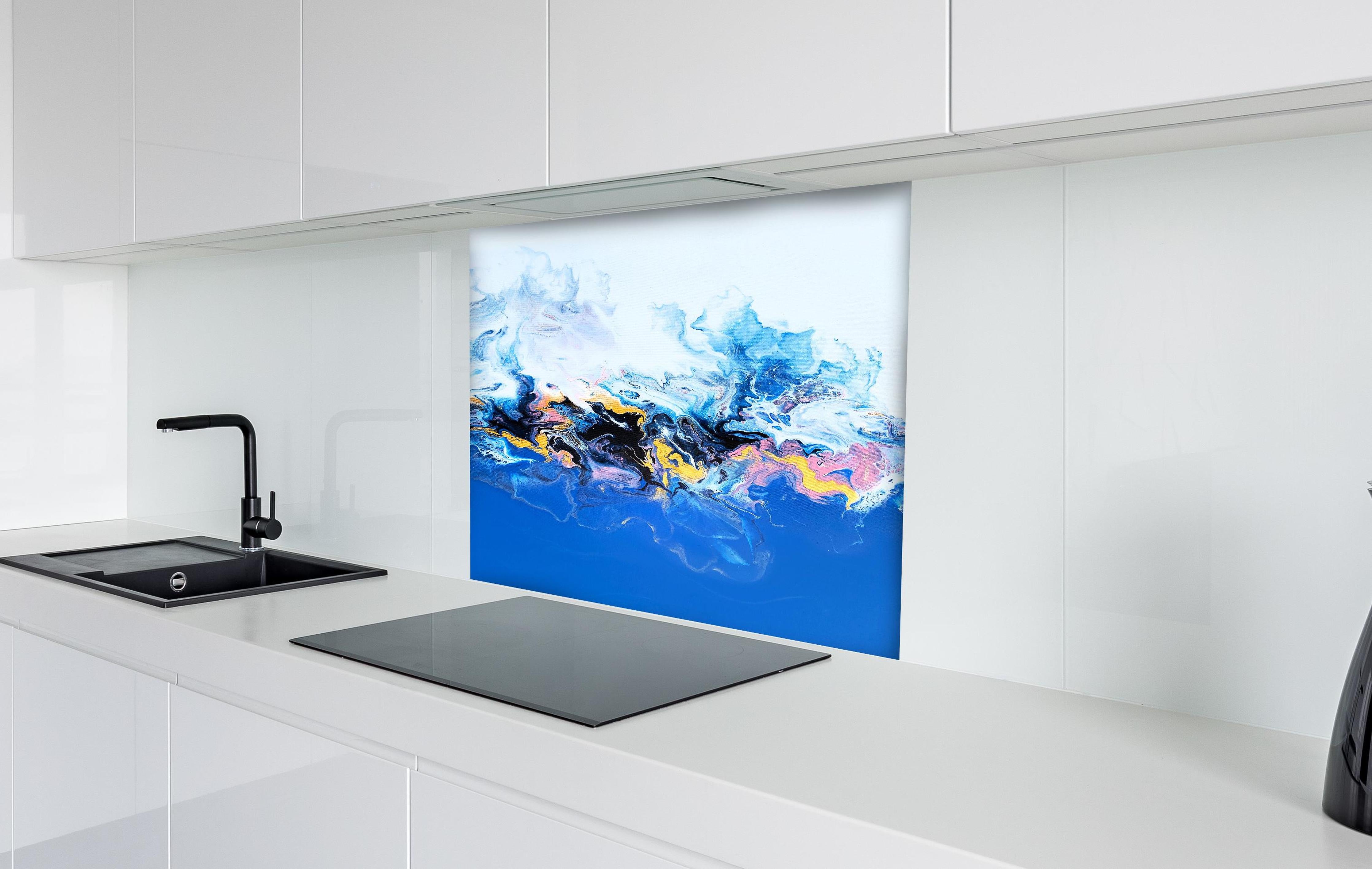 Spritzschutz - Flüssigkunst Malerei - Bläulich hinter einem Cerankochfeld zwischen Holz-Kochutensilien