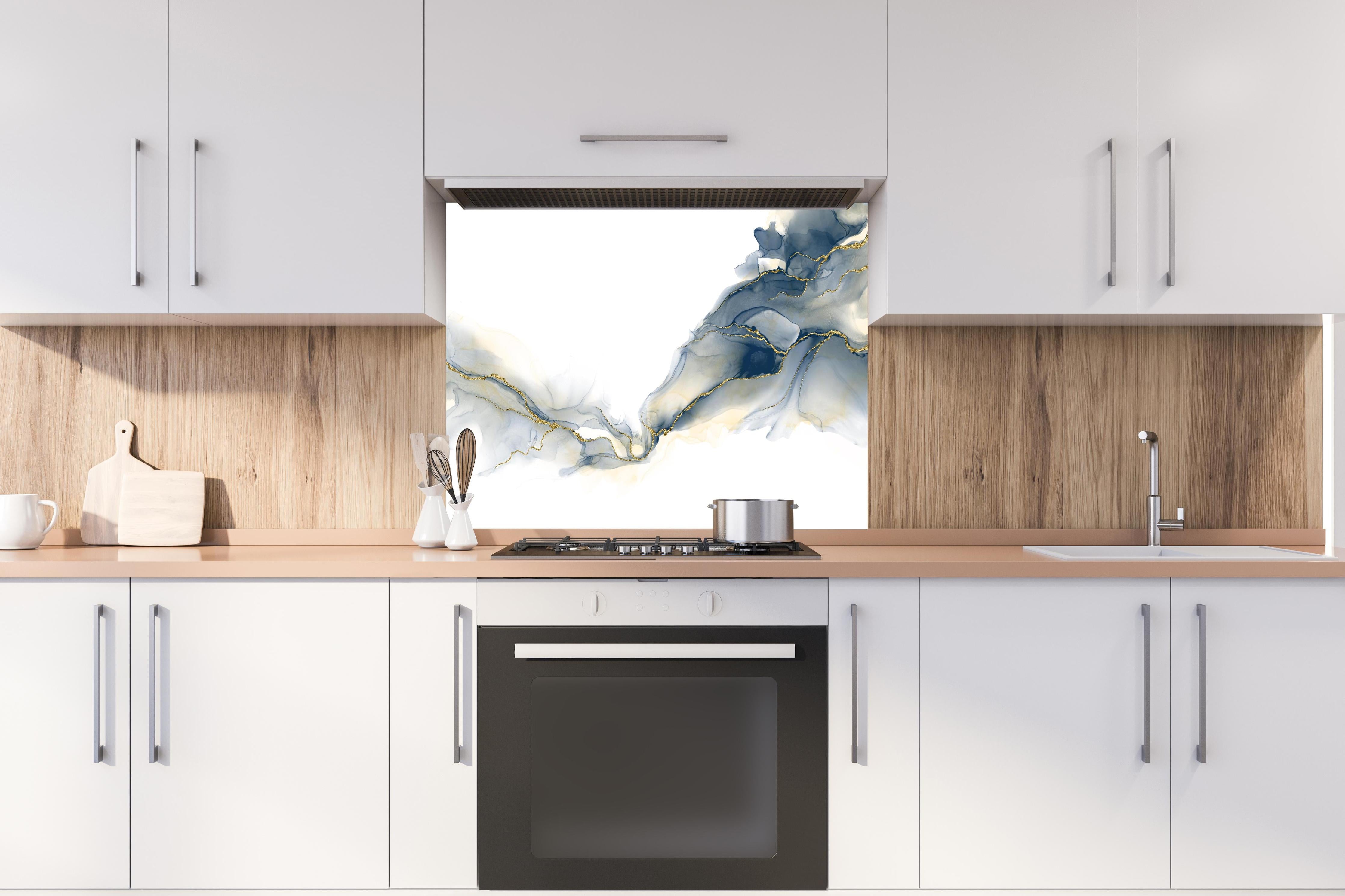 Spritzschutz - Flüssigkunstmalerei - Alkoholtintenkunst hinter einem Cerankochfeld zwischen Holz-Kochutensilien