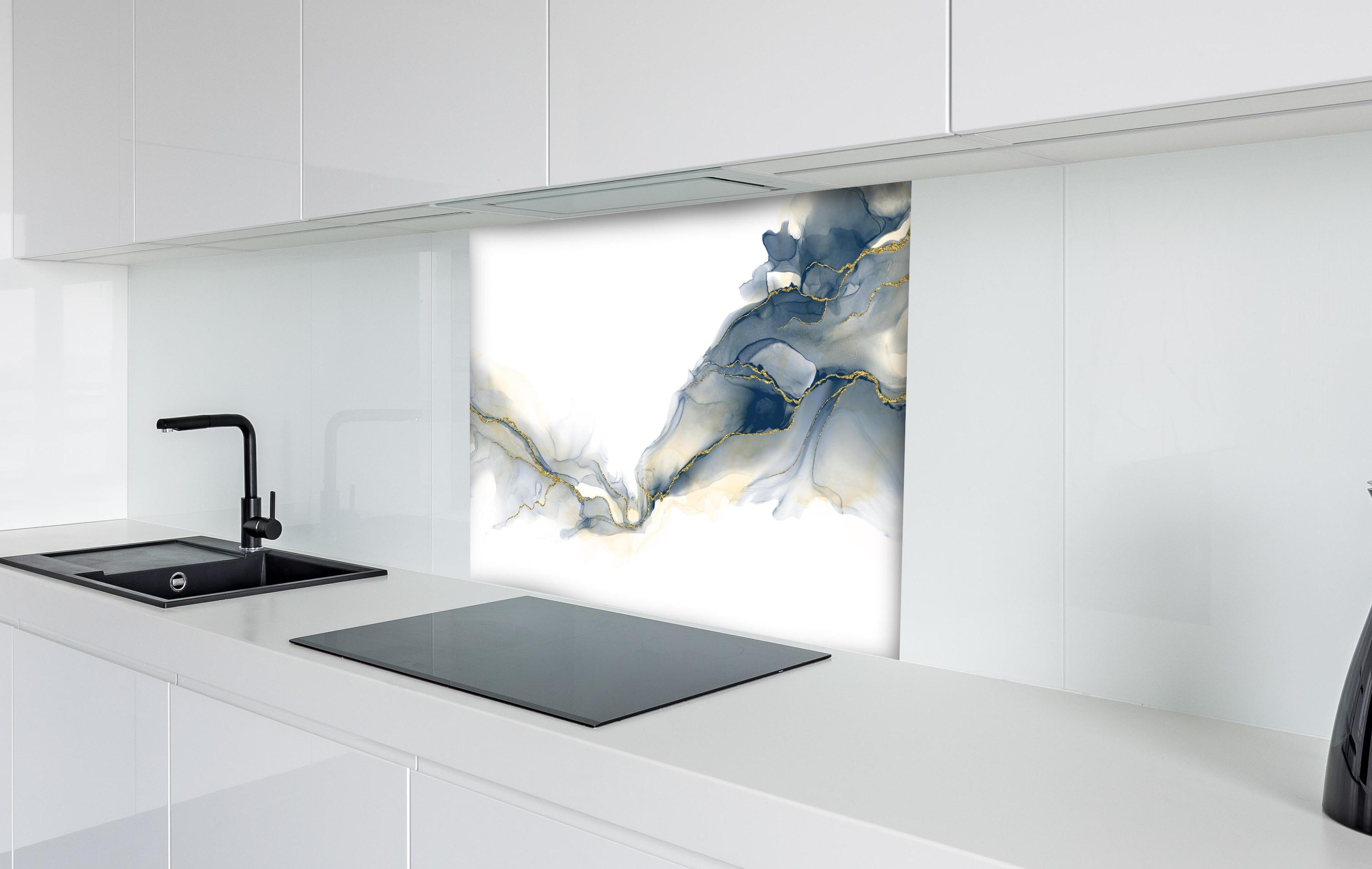 Spritzschutz - Flüssigkunstmalerei - Alkoholtintenkunst hinter einem Cerankochfeld zwischen Holz-Kochutensilien