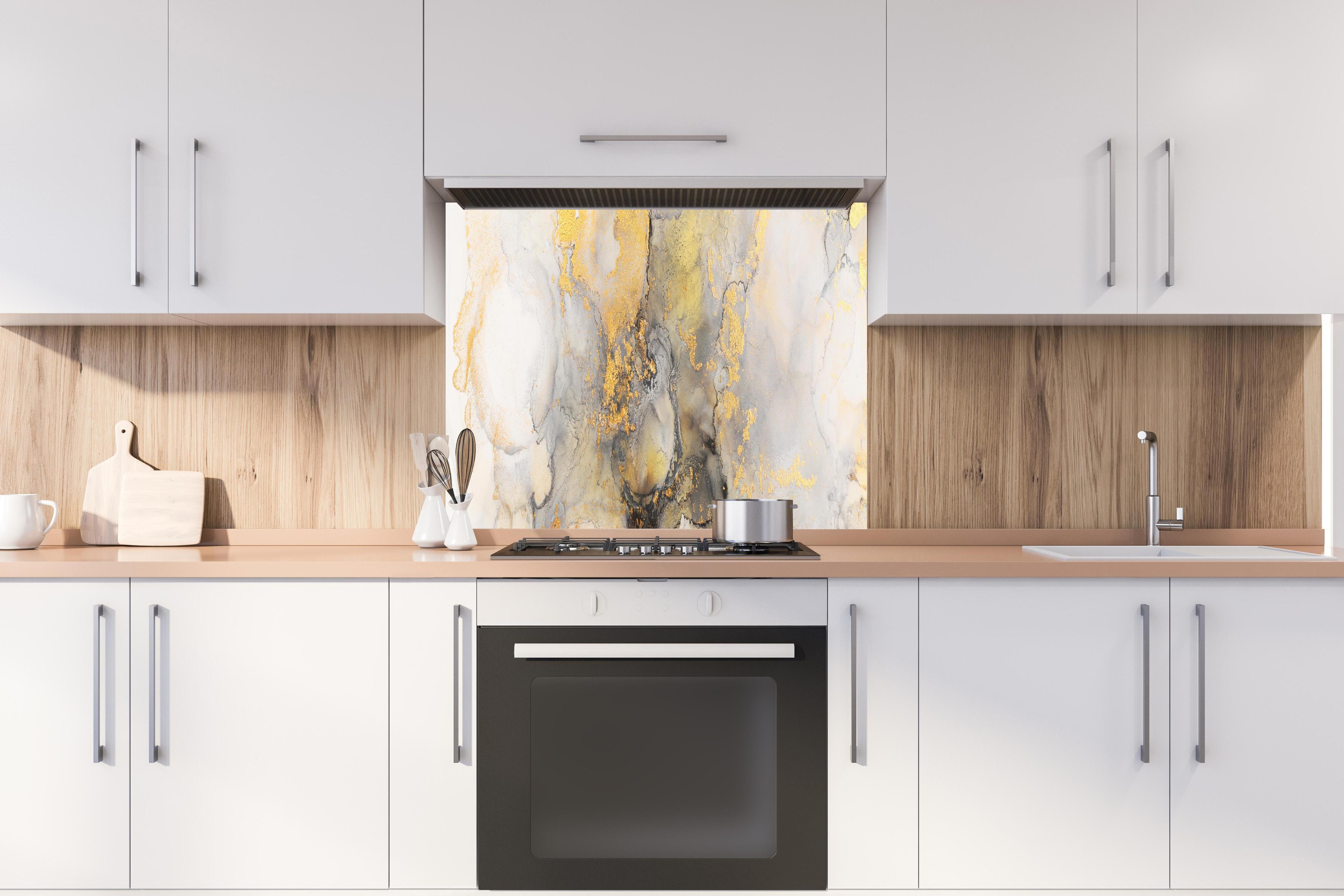 Spritzschutz - Flüssigkunstmalerei mit Alkoholtinte hinter einem Cerankochfeld zwischen Holz-Kochutensilien