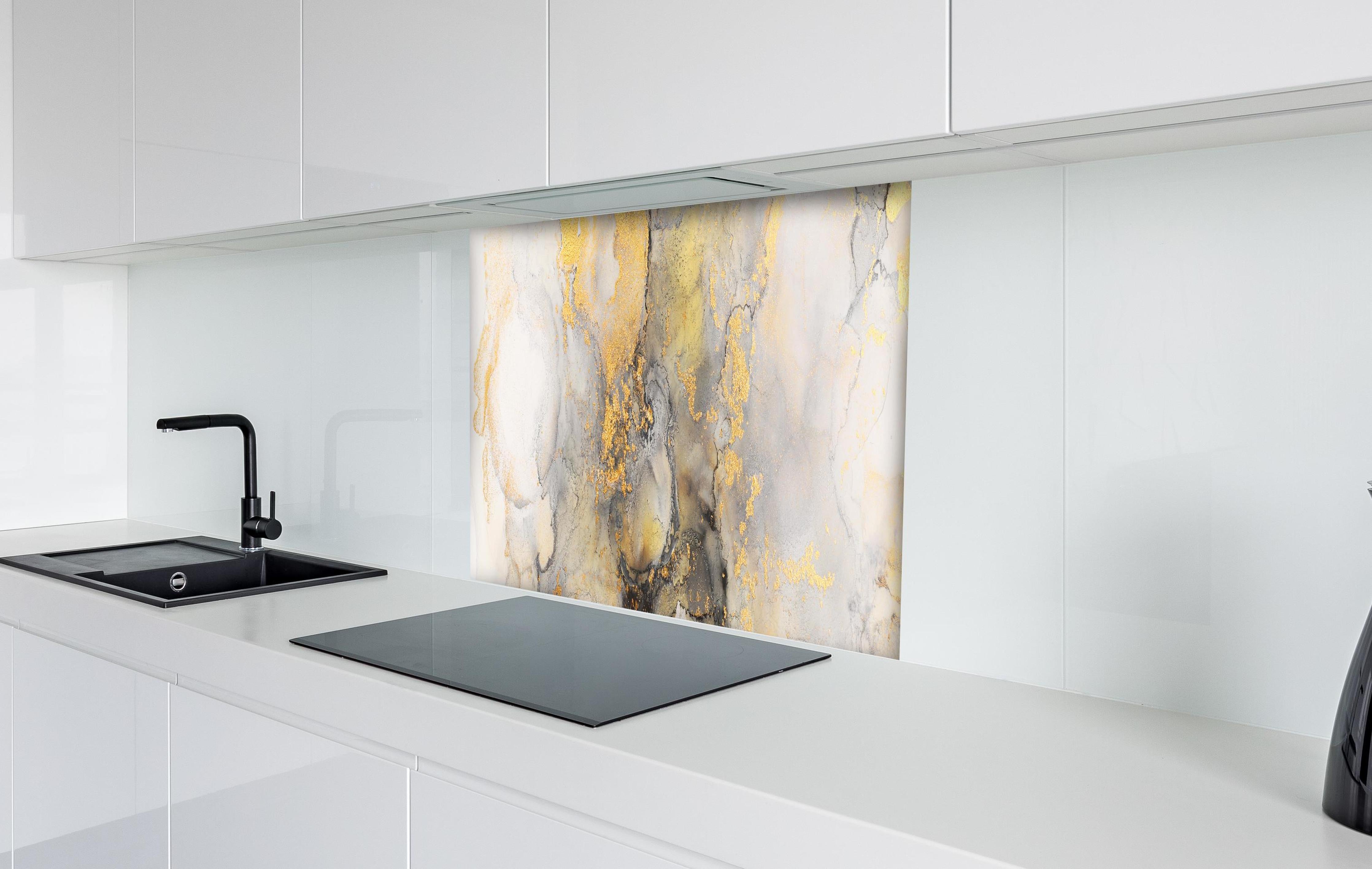 Spritzschutz - Flüssigkunstmalerei mit Alkoholtinte hinter einem Cerankochfeld zwischen Holz-Kochutensilien