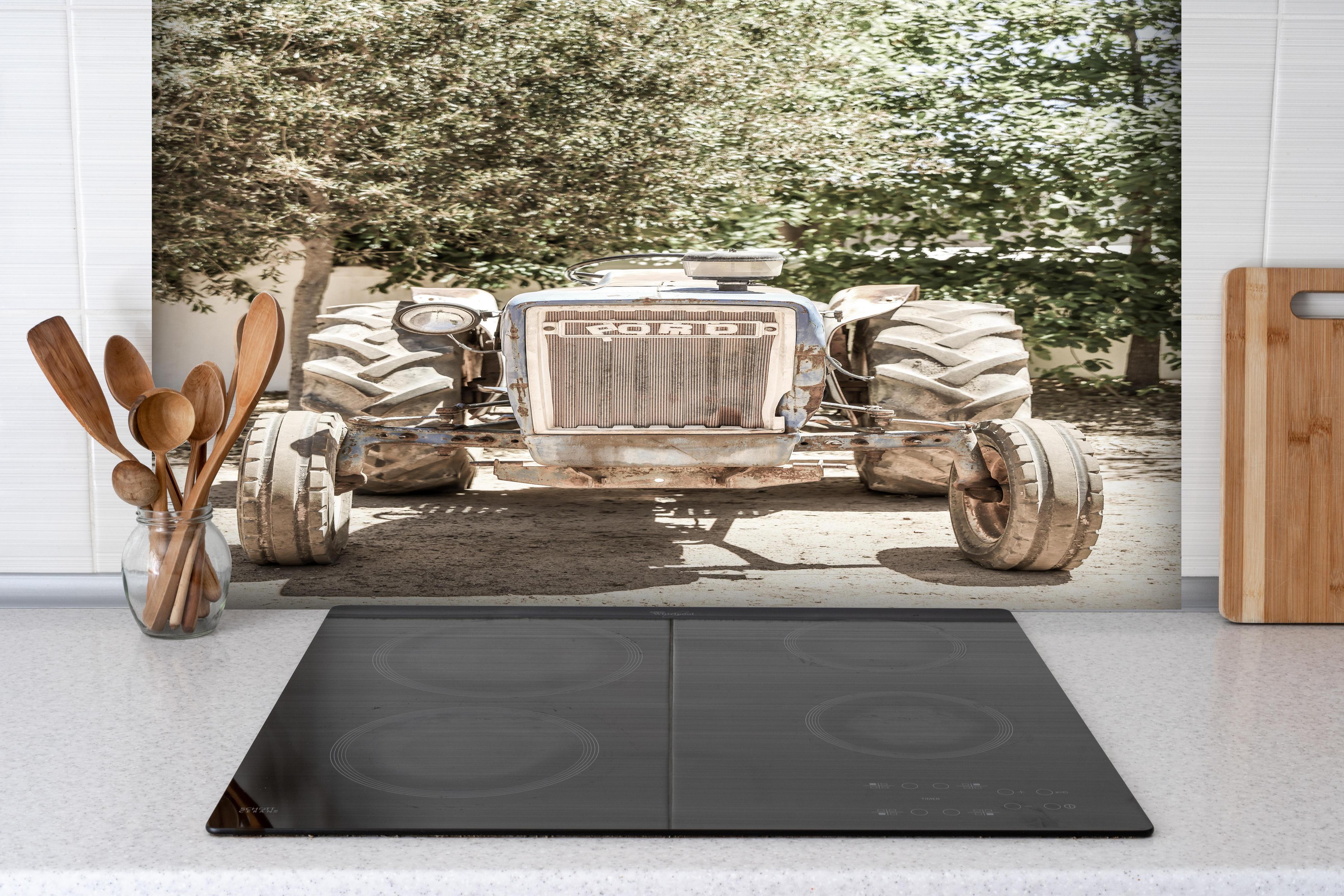 Spritzschutz - Ford Traktor hinter einem Cerankochfeld zwischen Holz-Kochutensilien