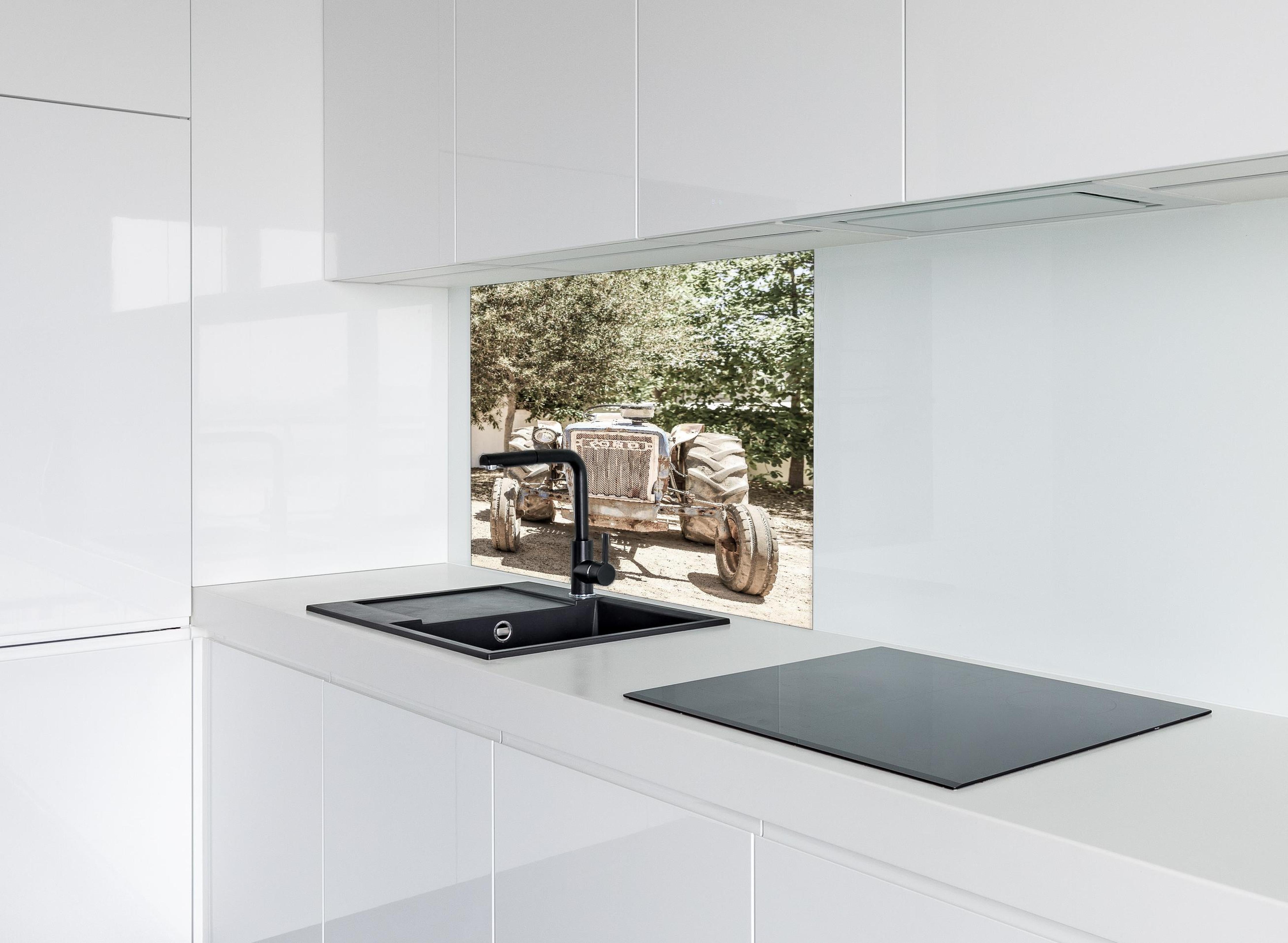 Spritzschutz - Ford Traktor hinter einem Cerankochfeld zwischen Holz-Kochutensilien