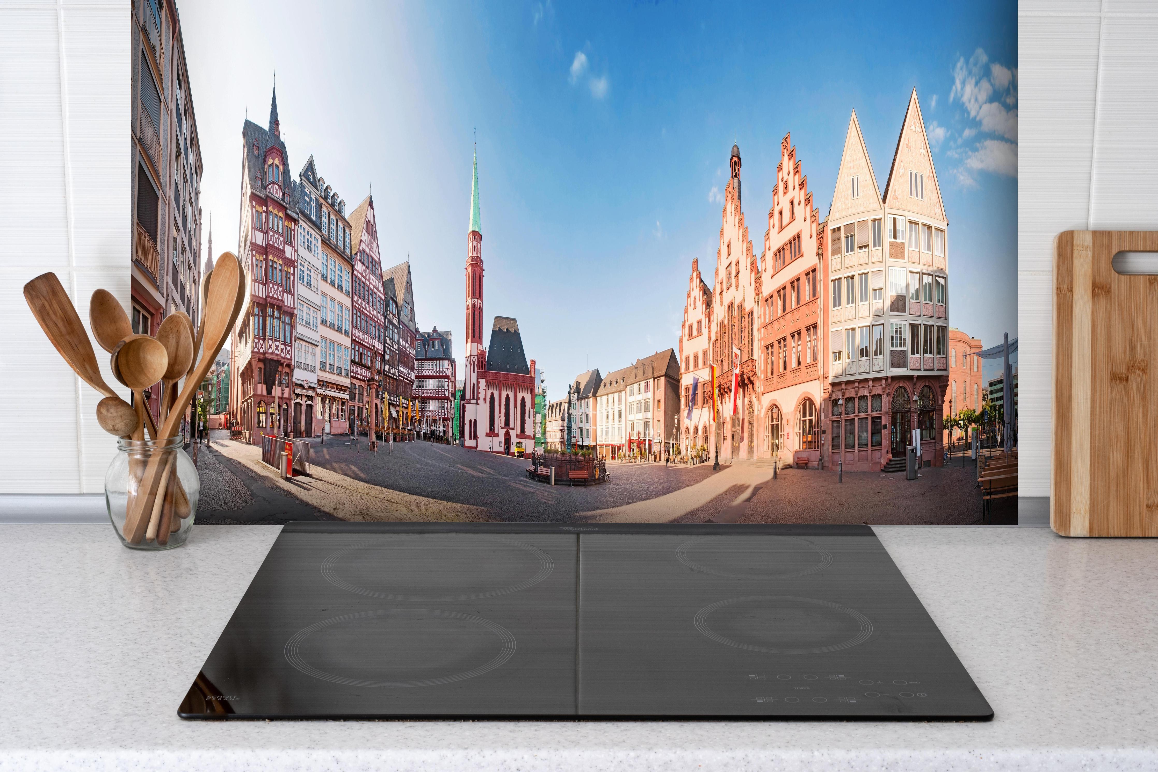 Spritzschutz - Frankfurt Römerberg hinter einem Cerankochfeld zwischen Holz-Kochutensilien