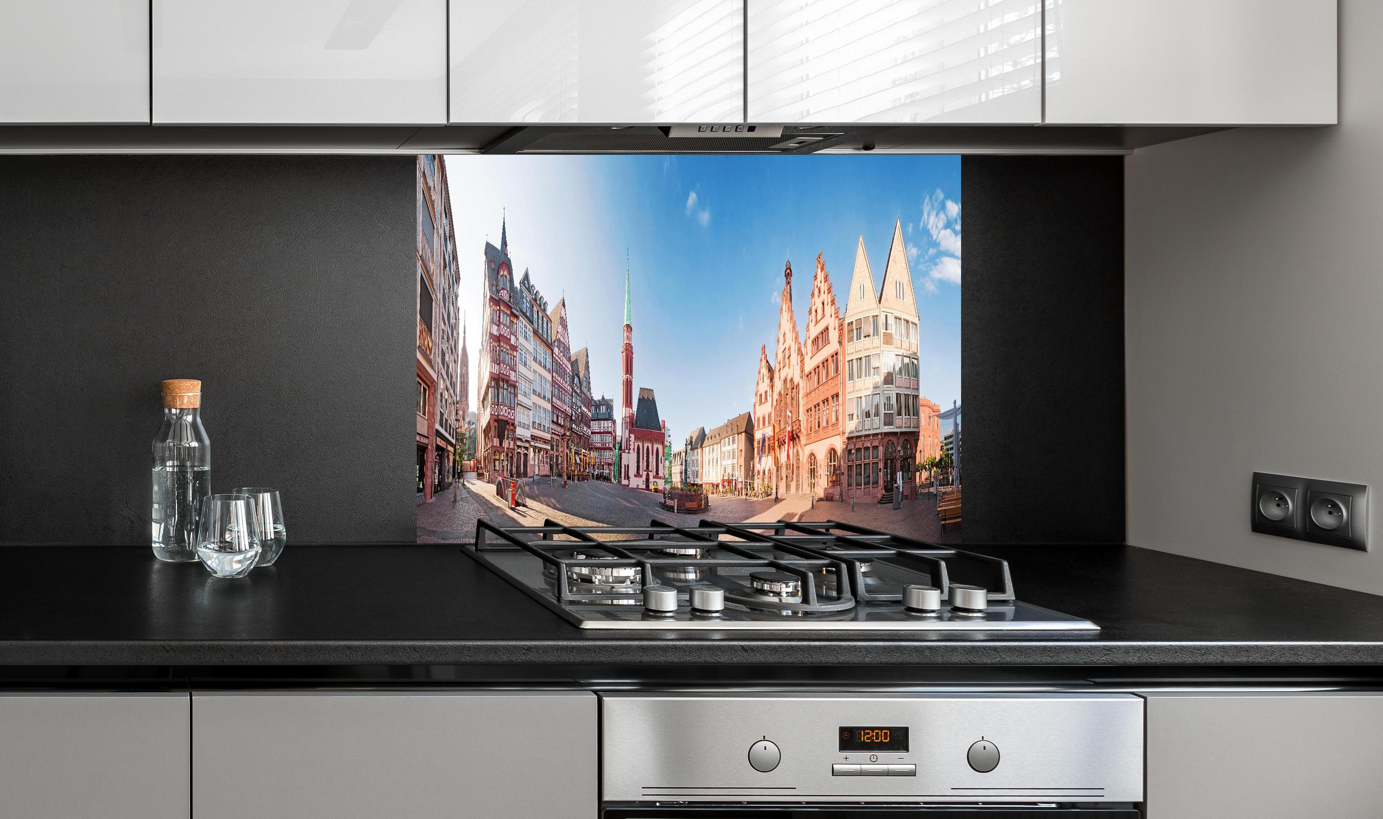 Spritzschutz - Frankfurt Römerberg hinter einem Cerankochfeld zwischen Holz-Kochutensilien