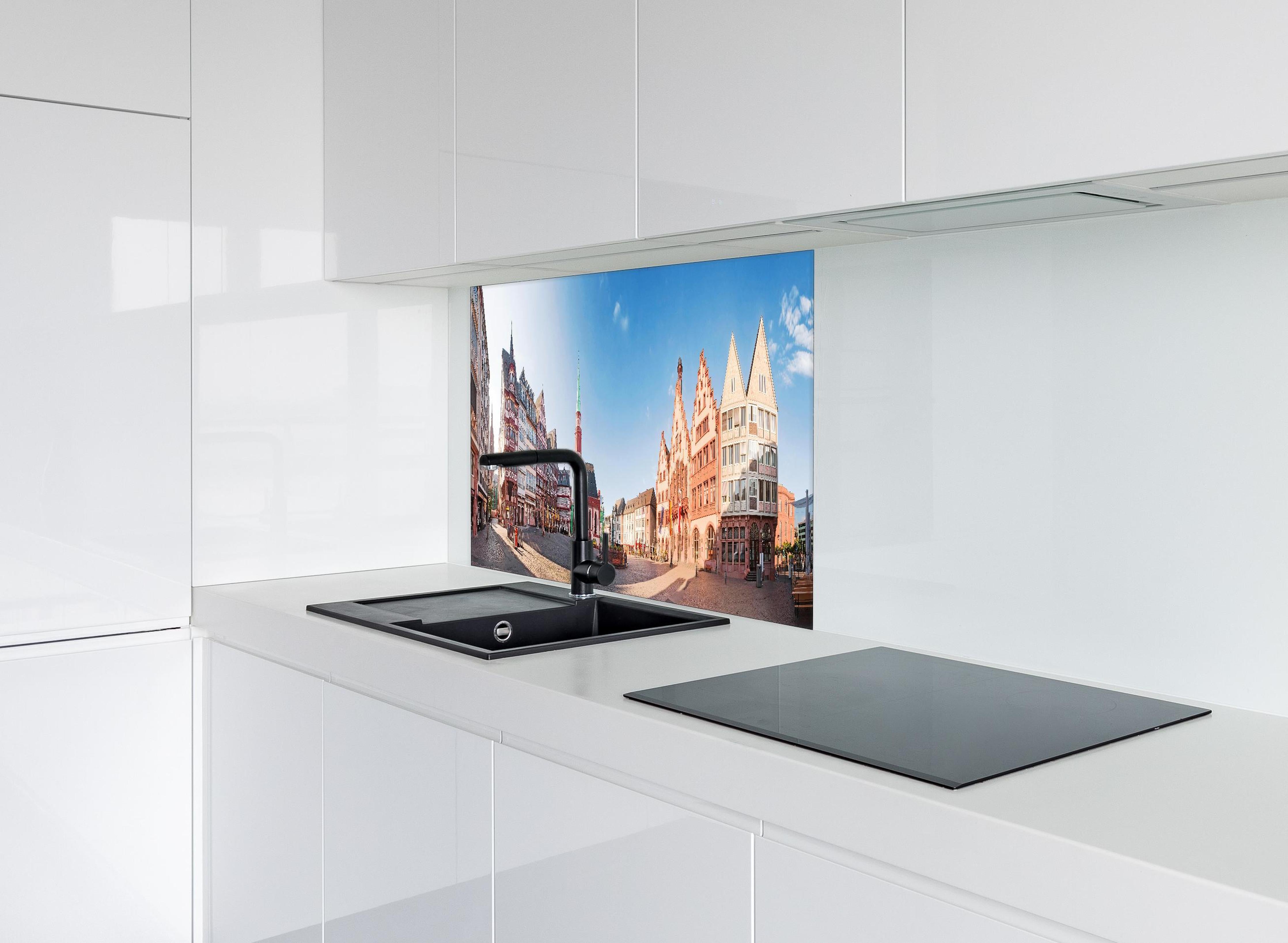 Spritzschutz - Frankfurt Römerberg hinter einem Cerankochfeld zwischen Holz-Kochutensilien