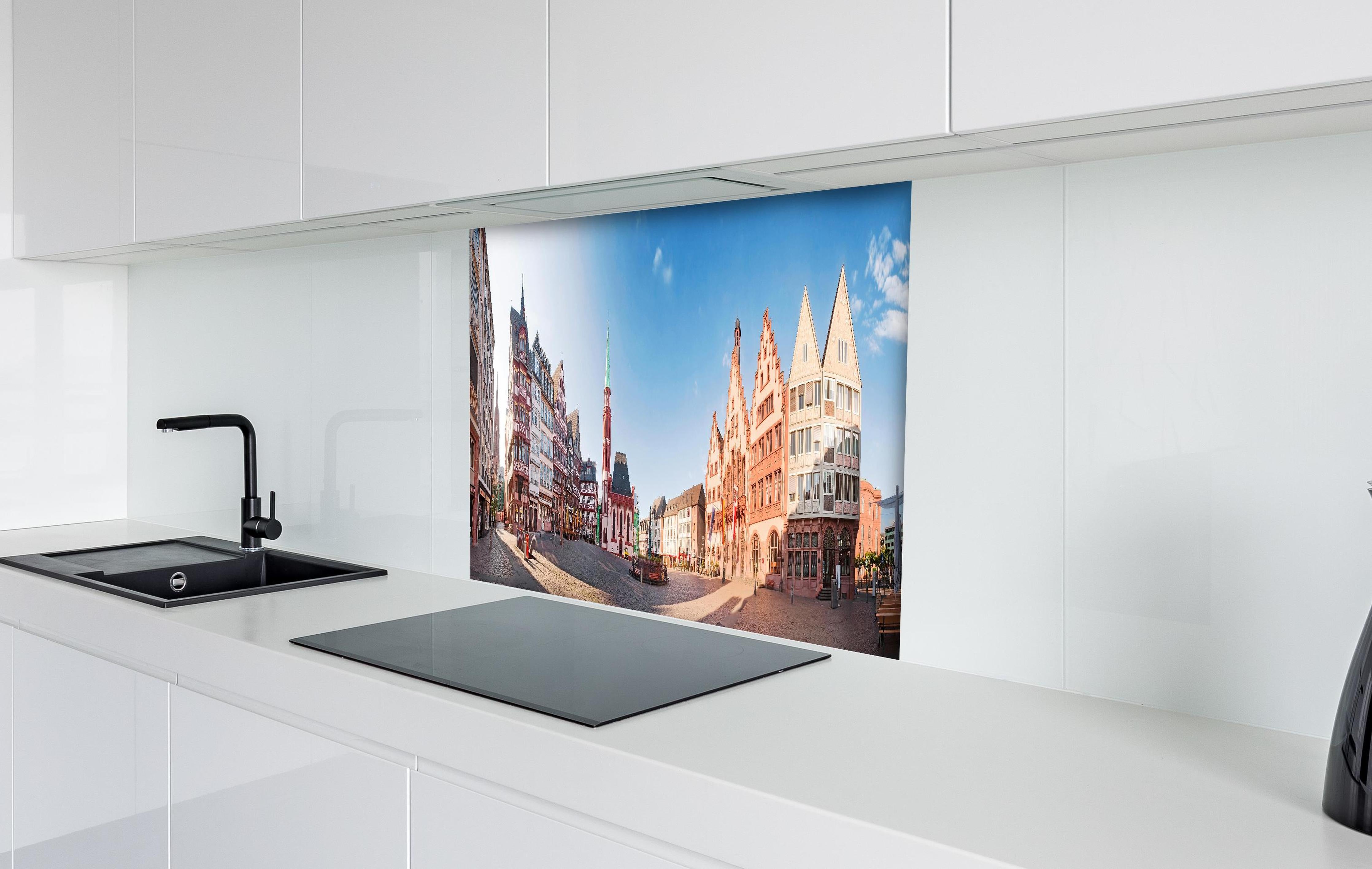 Spritzschutz - Frankfurt Römerberg hinter einem Cerankochfeld zwischen Holz-Kochutensilien