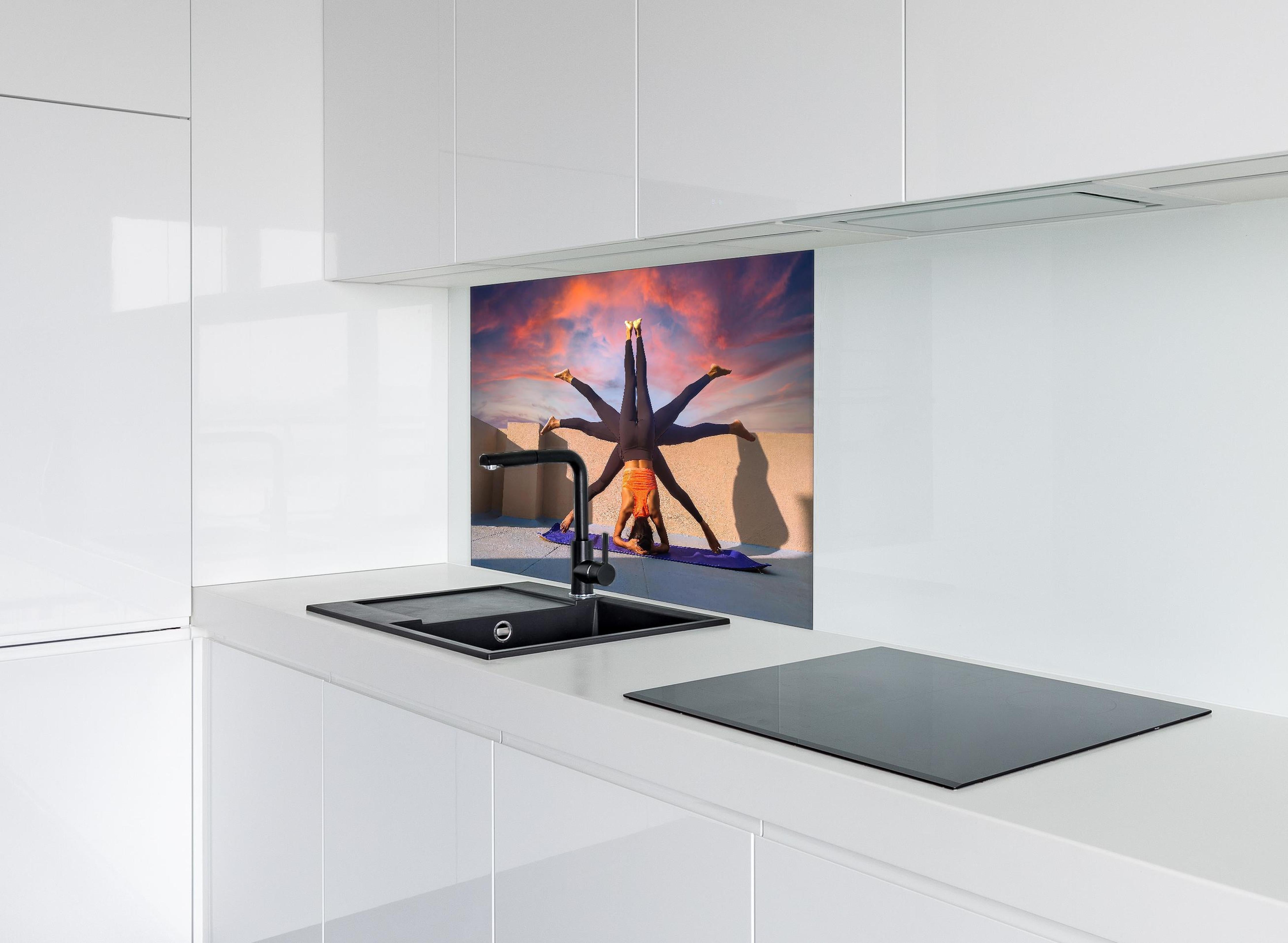 Spritzschutz - Frau Kopfstand verschiedene Posen Spirituell hinter einem Cerankochfeld zwischen Holz-Kochutensilien