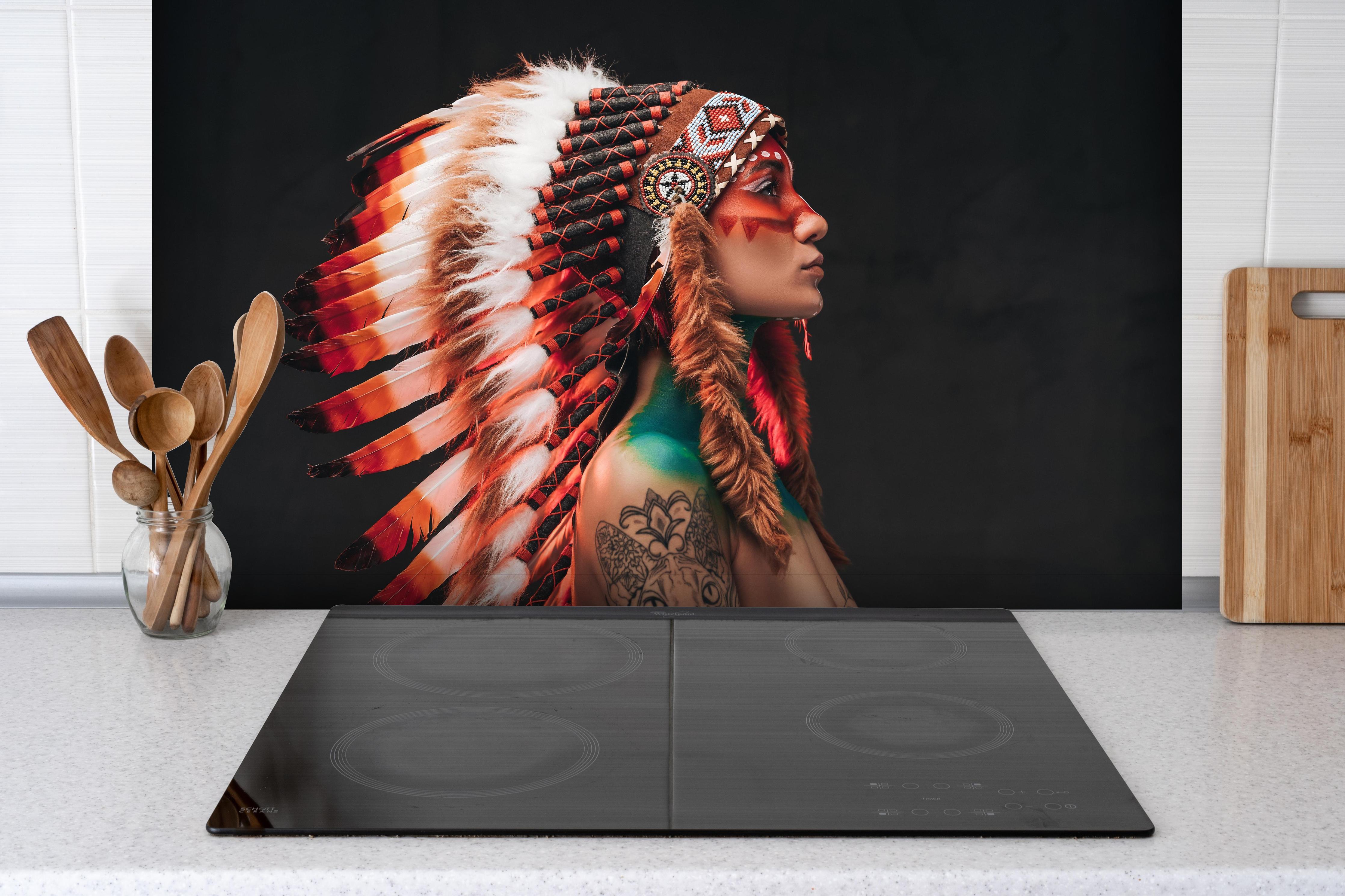 Spritzschutz - Frau mit Nationaler Kopfbedeckung hinter einem Cerankochfeld zwischen Holz-Kochutensilien