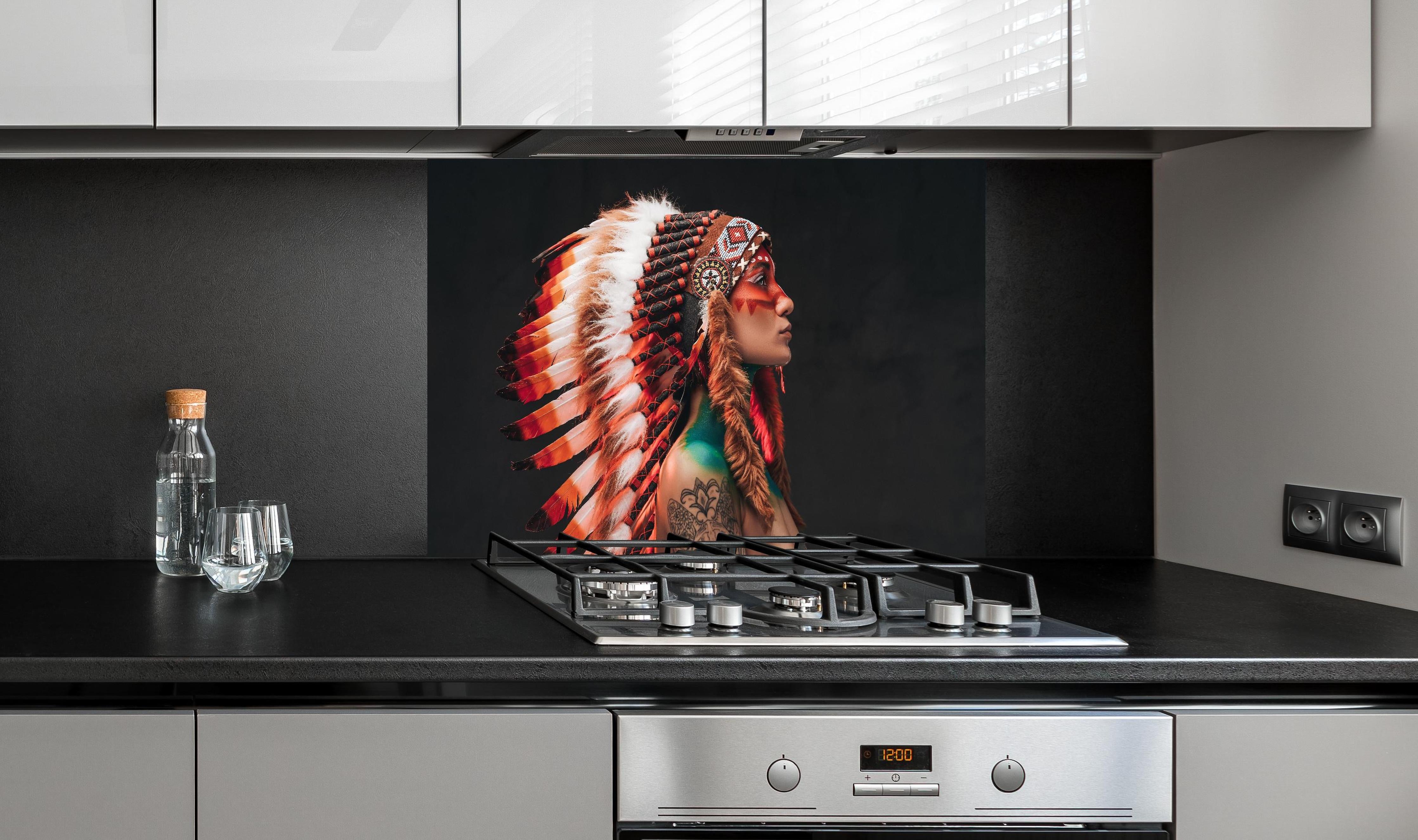 Spritzschutz - Frau mit Nationaler Kopfbedeckung hinter einem Cerankochfeld zwischen Holz-Kochutensilien