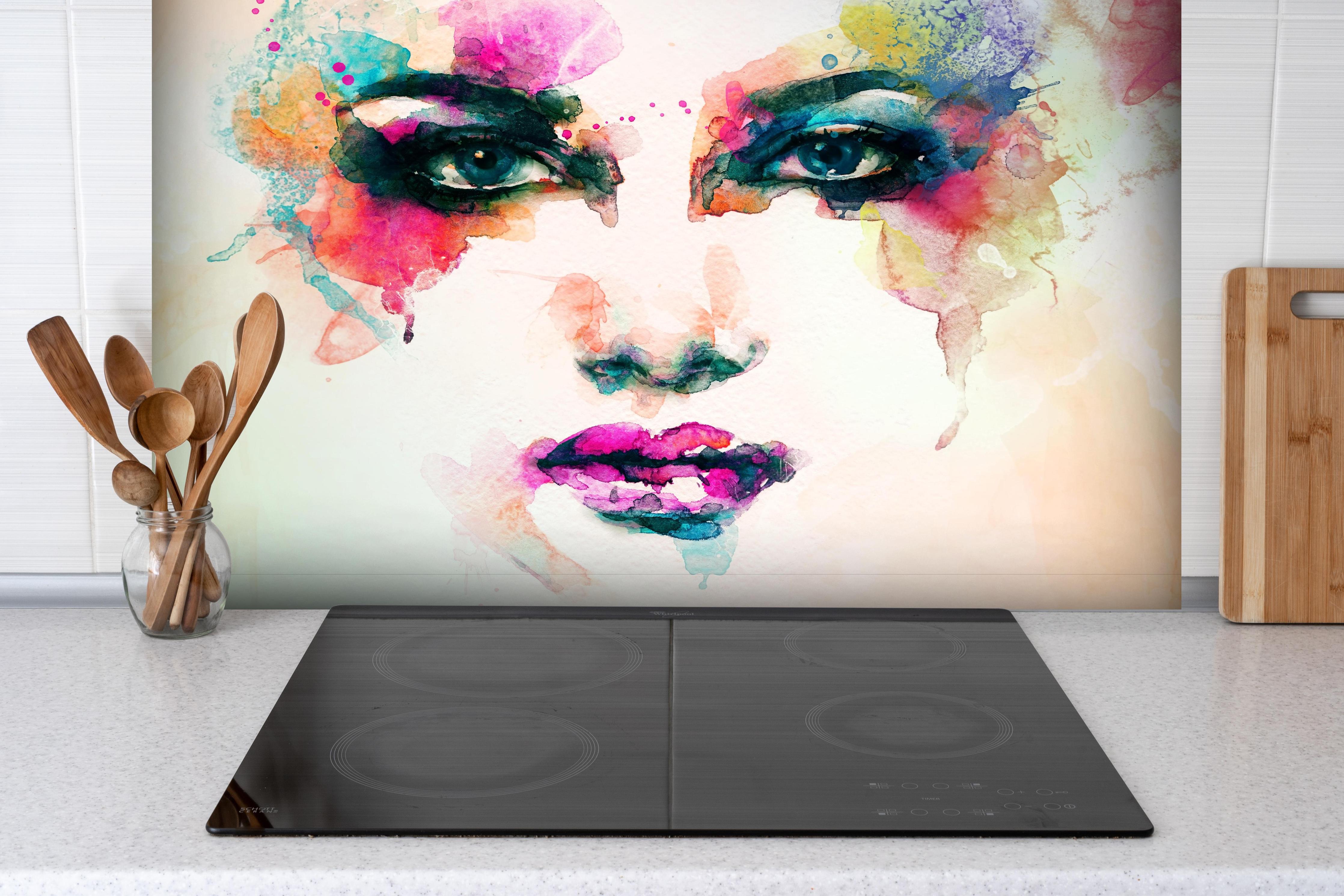 Spritzschutz - Frauenporträt in Aquarellfarben hinter einem Cerankochfeld zwischen Holz-Kochutensilien