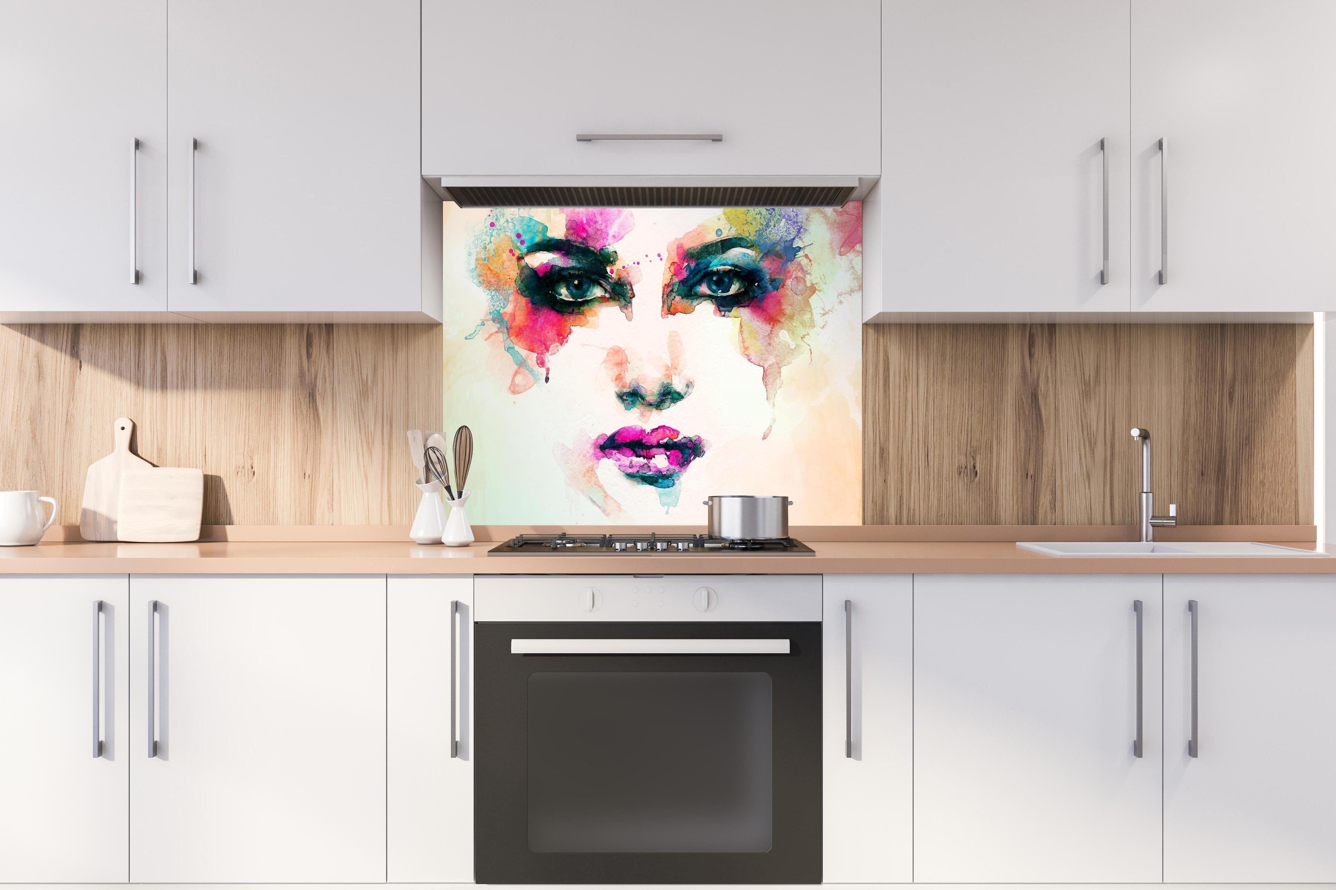 Spritzschutz - Frauenporträt in Aquarellfarben hinter einem Cerankochfeld zwischen Holz-Kochutensilien