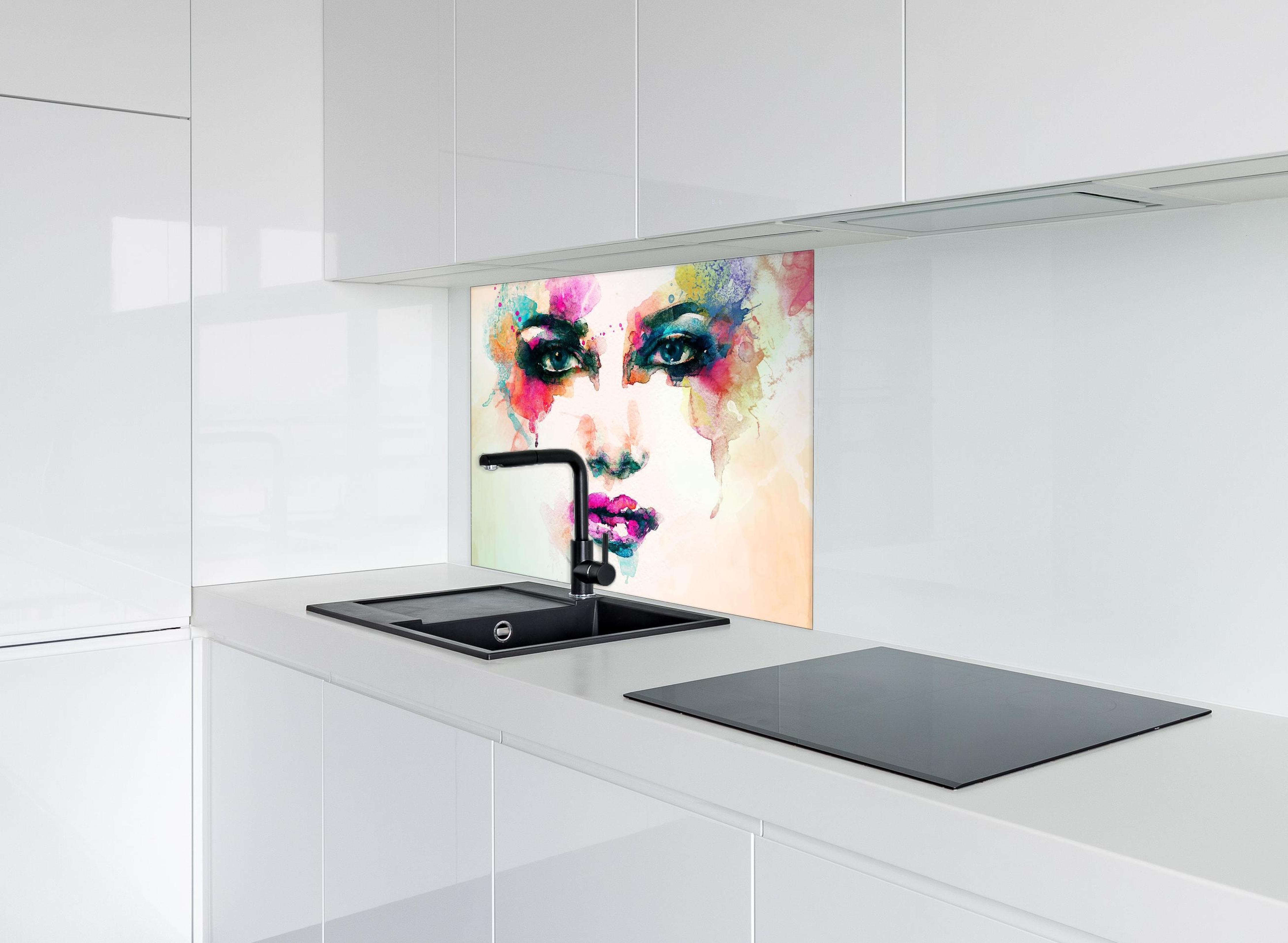 Spritzschutz - Frauenporträt in Aquarellfarben hinter einem Cerankochfeld zwischen Holz-Kochutensilien