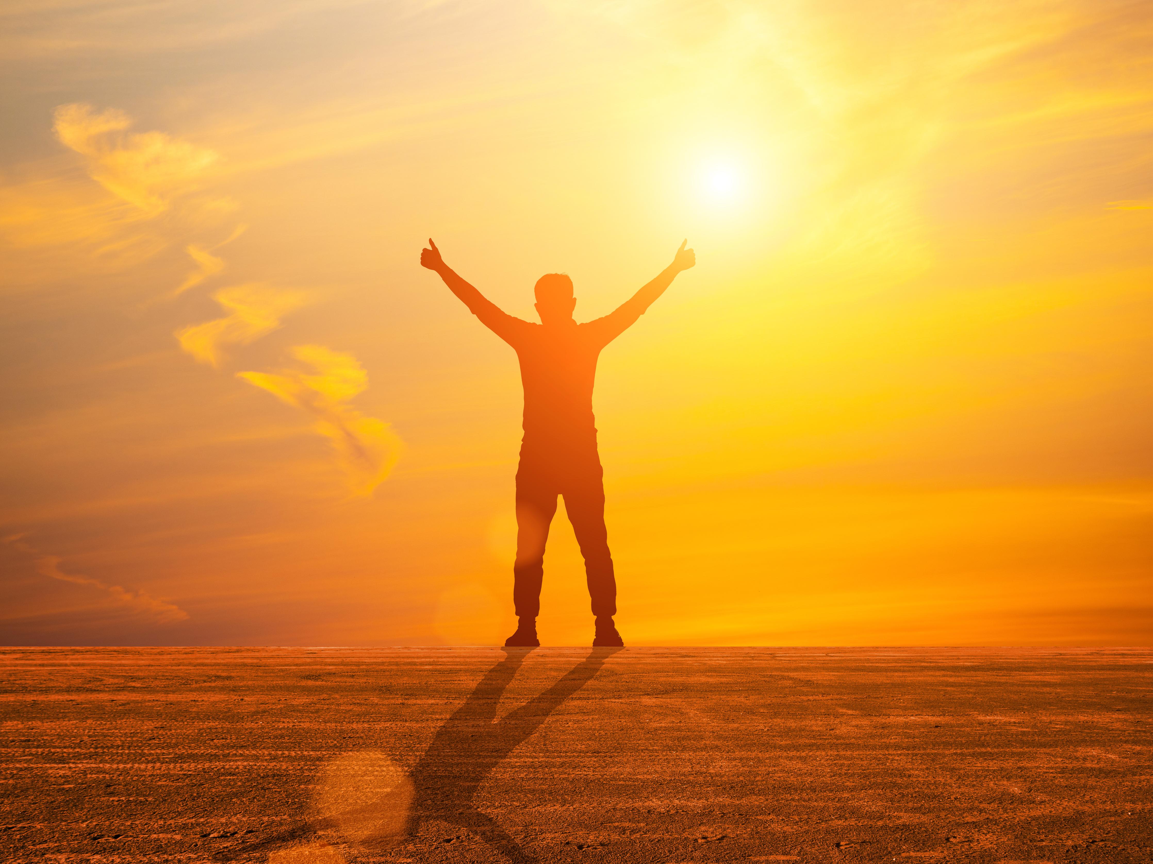 Spritzschutz-Freier Mann im goldenen Licht der Sonne