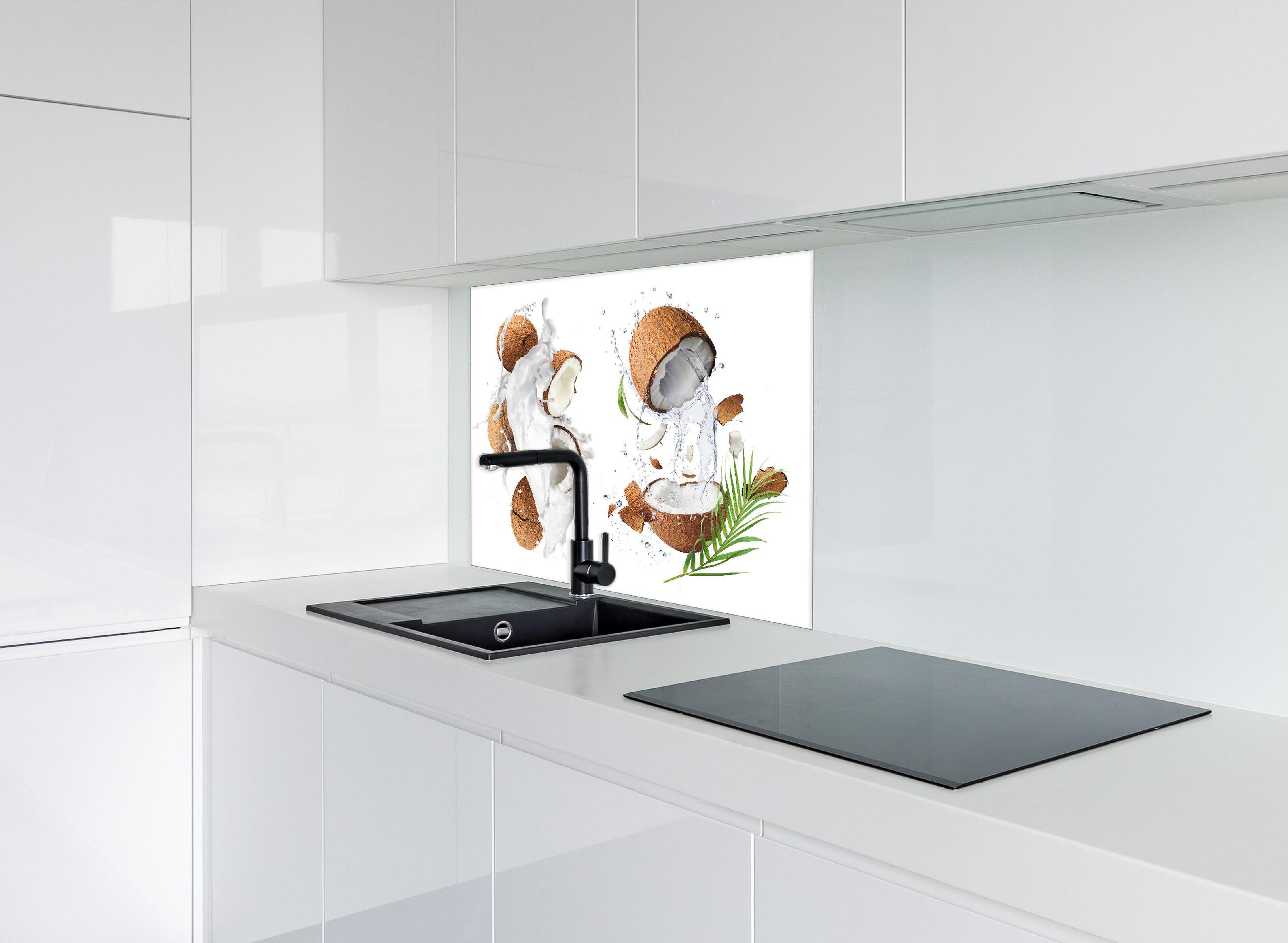 Spritzschutz - Frische Kokosnüsse hinter einem Cerankochfeld zwischen Holz-Kochutensilien