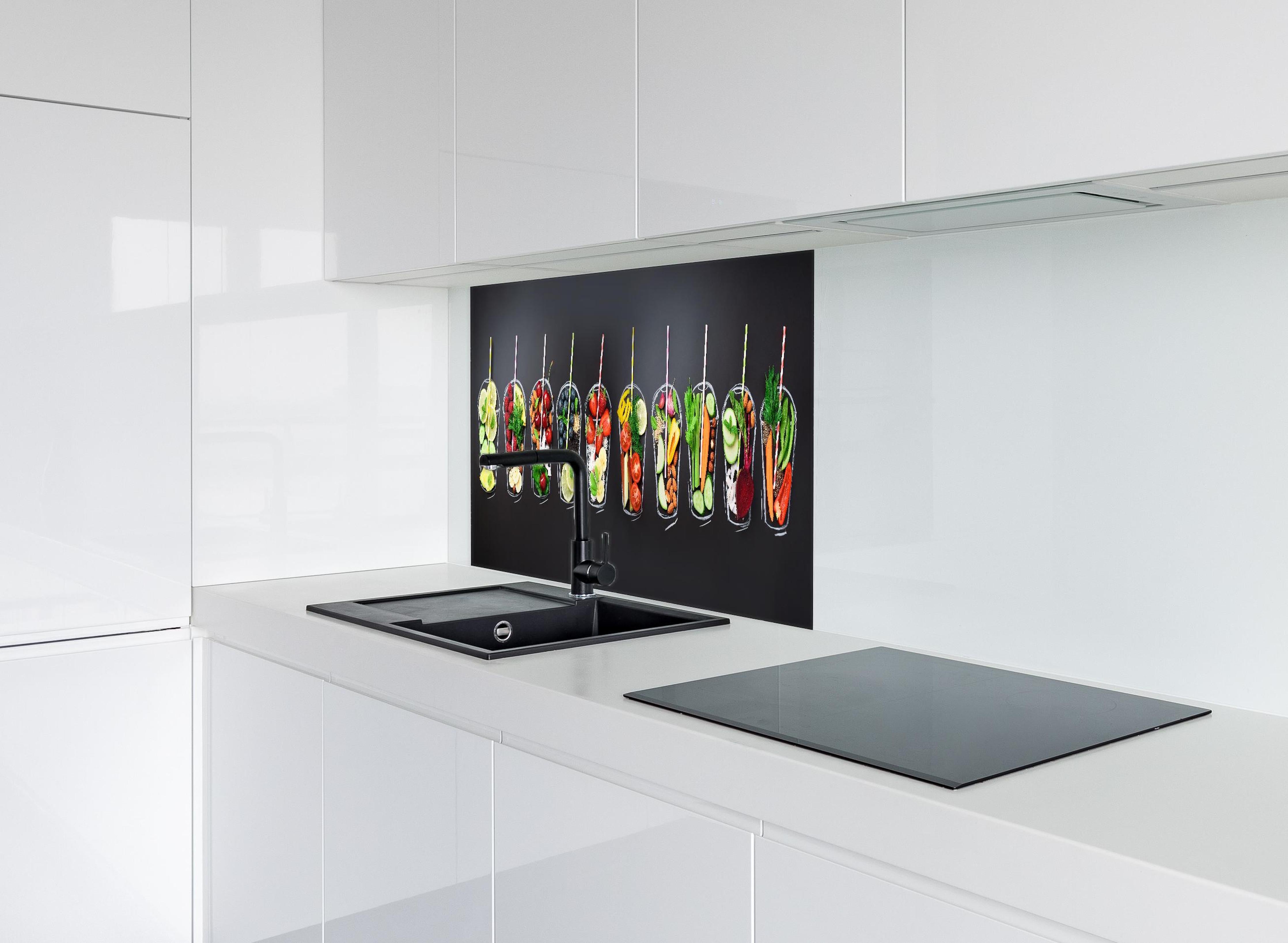 Spritzschutz - Frische Smoothie Zutaten auf Schwarz hinter einem Cerankochfeld zwischen Holz-Kochutensilien