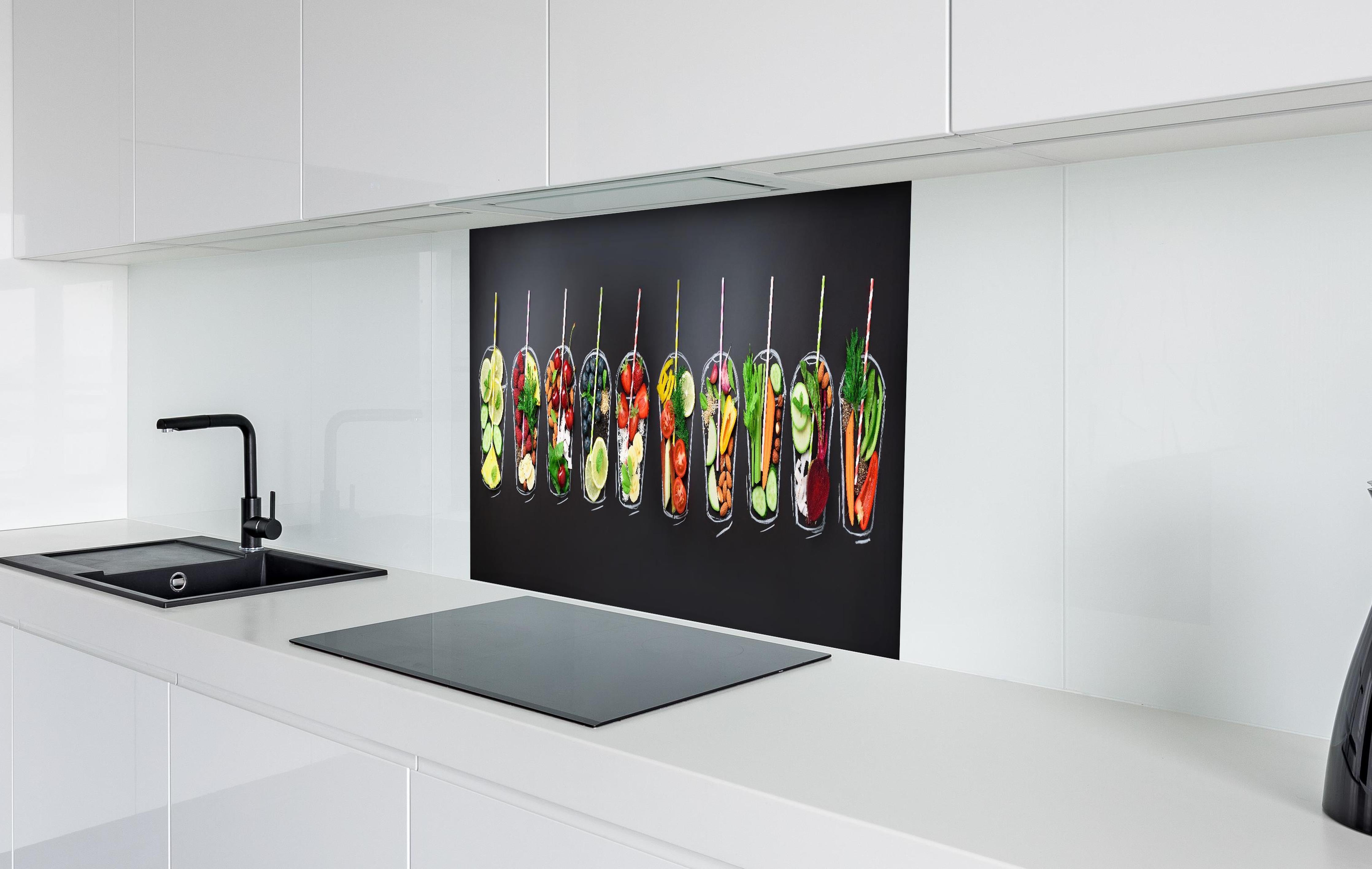 Spritzschutz - Frische Smoothie Zutaten auf Schwarz hinter einem Cerankochfeld zwischen Holz-Kochutensilien