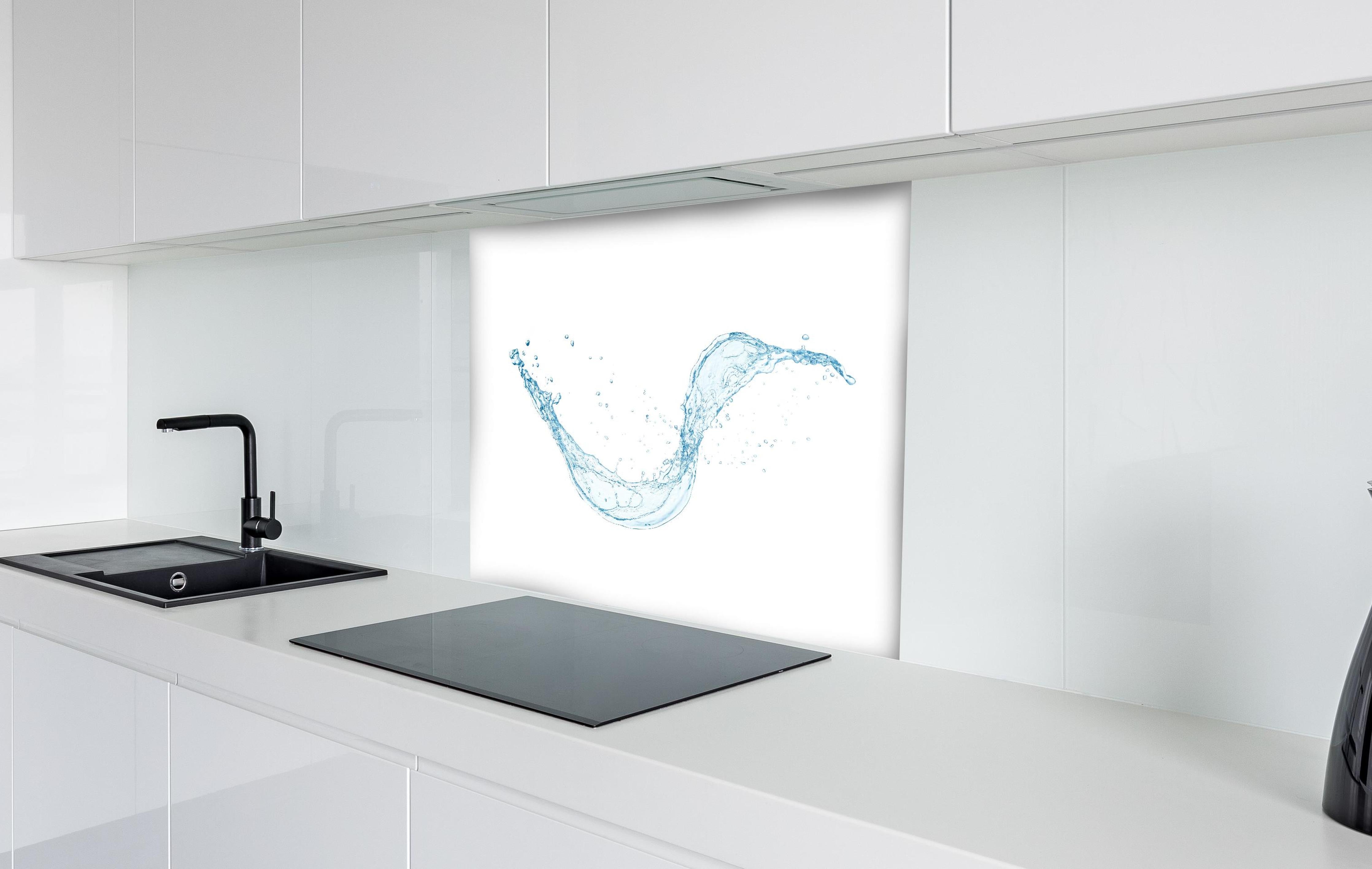 Spritzschutz - Frischer Blauer Wasser Splash Isoliert hinter einem Cerankochfeld zwischen Holz-Kochutensilien