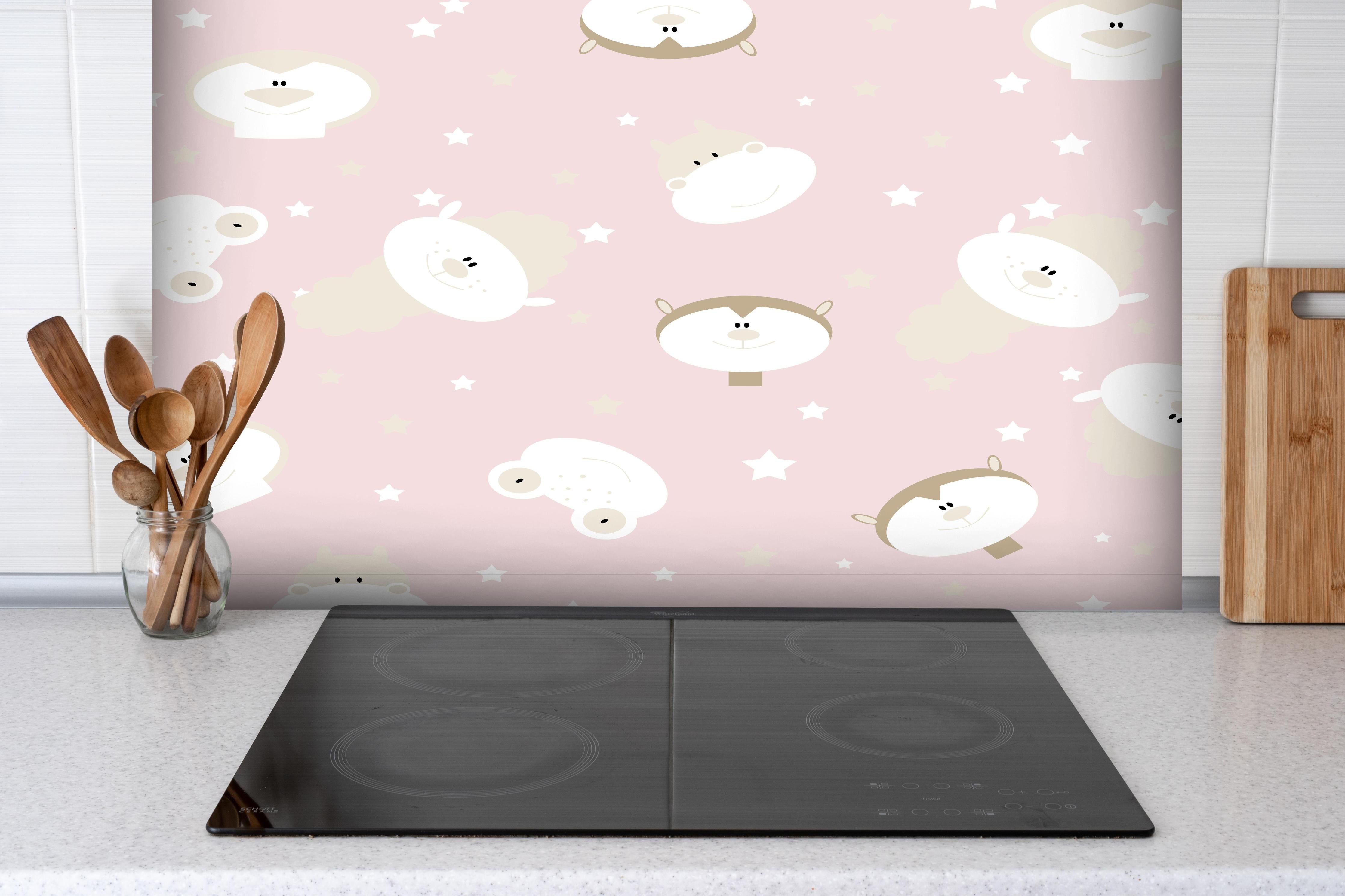 Spritzschutz - Fröhliche Tiere bunt gemischt hinter einem Cerankochfeld zwischen Holz-Kochutensilien