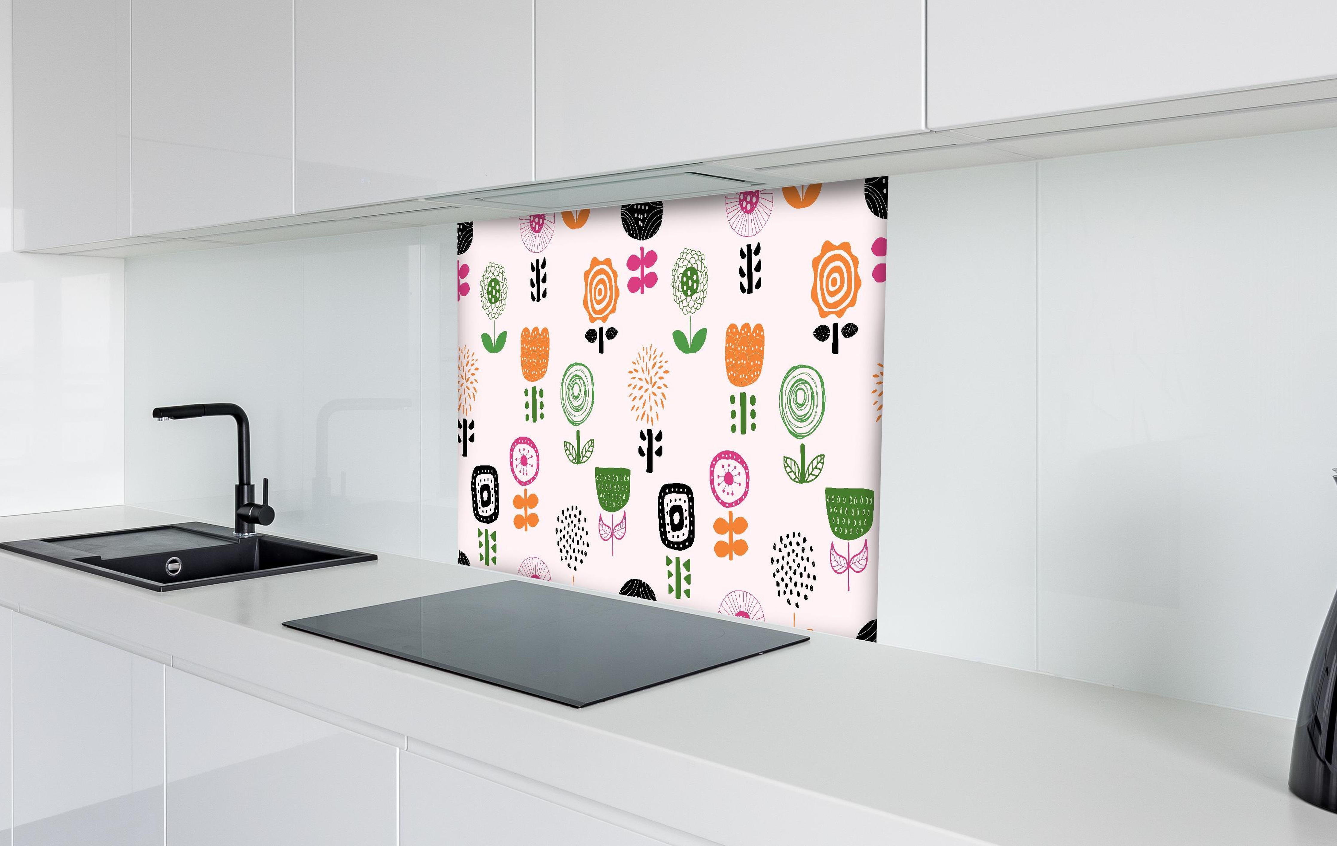 Spritzschutz - Fröhliches Retro Blumenmuster Textil hinter einem Cerankochfeld zwischen Holz-Kochutensilien