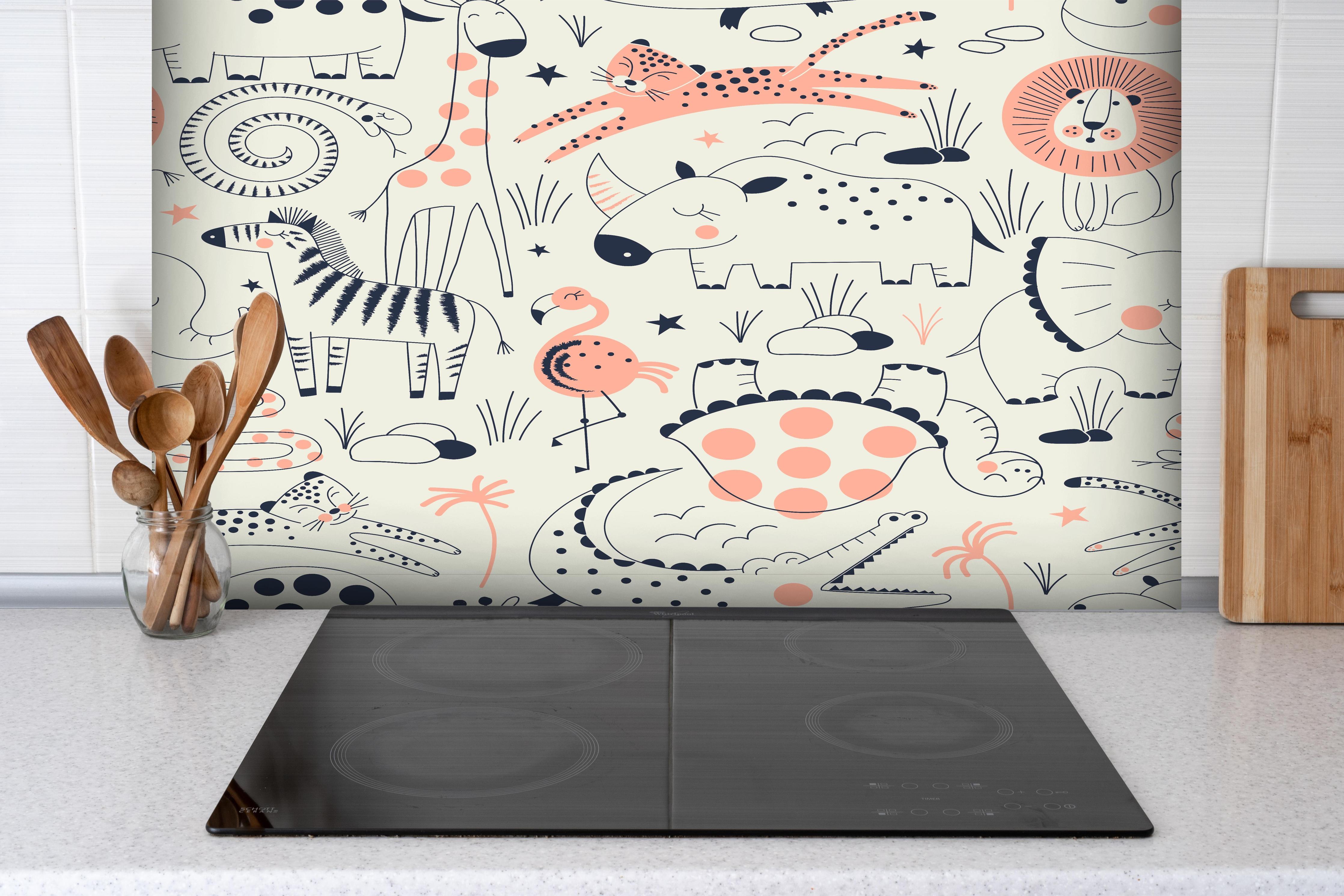 Spritzschutz - Fröhliches Tierillustrationsmuster für Kinderzimmer hinter einem Cerankochfeld zwischen Holz-Kochutensilien